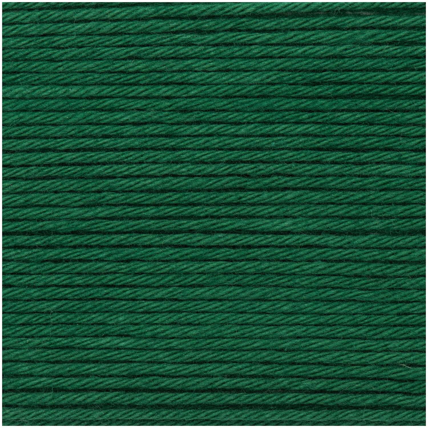 Creative Ricorumi dk von Rico Design in Tanne, 25g. Nahaufnahme von grünem Garn, ideal für Handarbeiten.