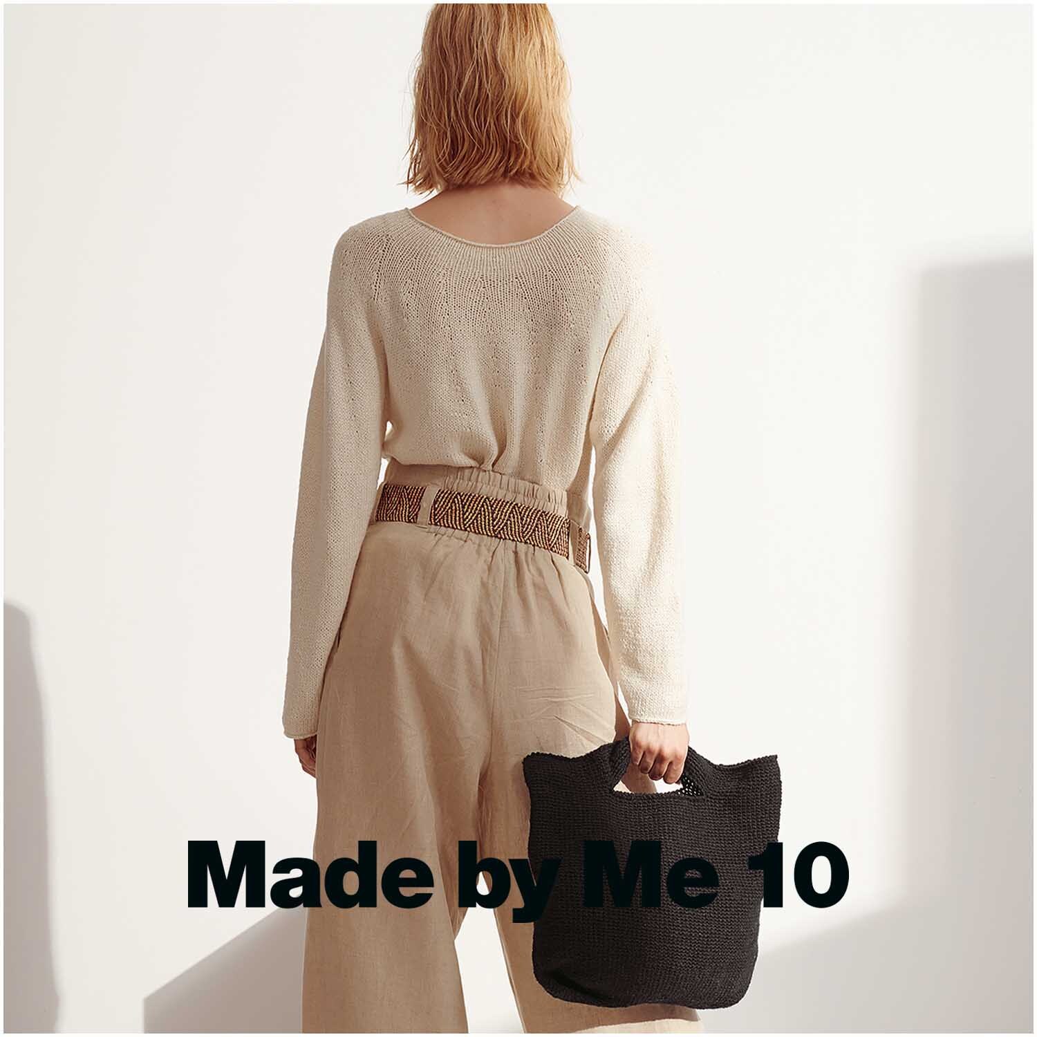 Fashion Silk Blend dk: Frau in sandfarbenem Outfit mit schwarzer Tasche, Marke Rico Design.