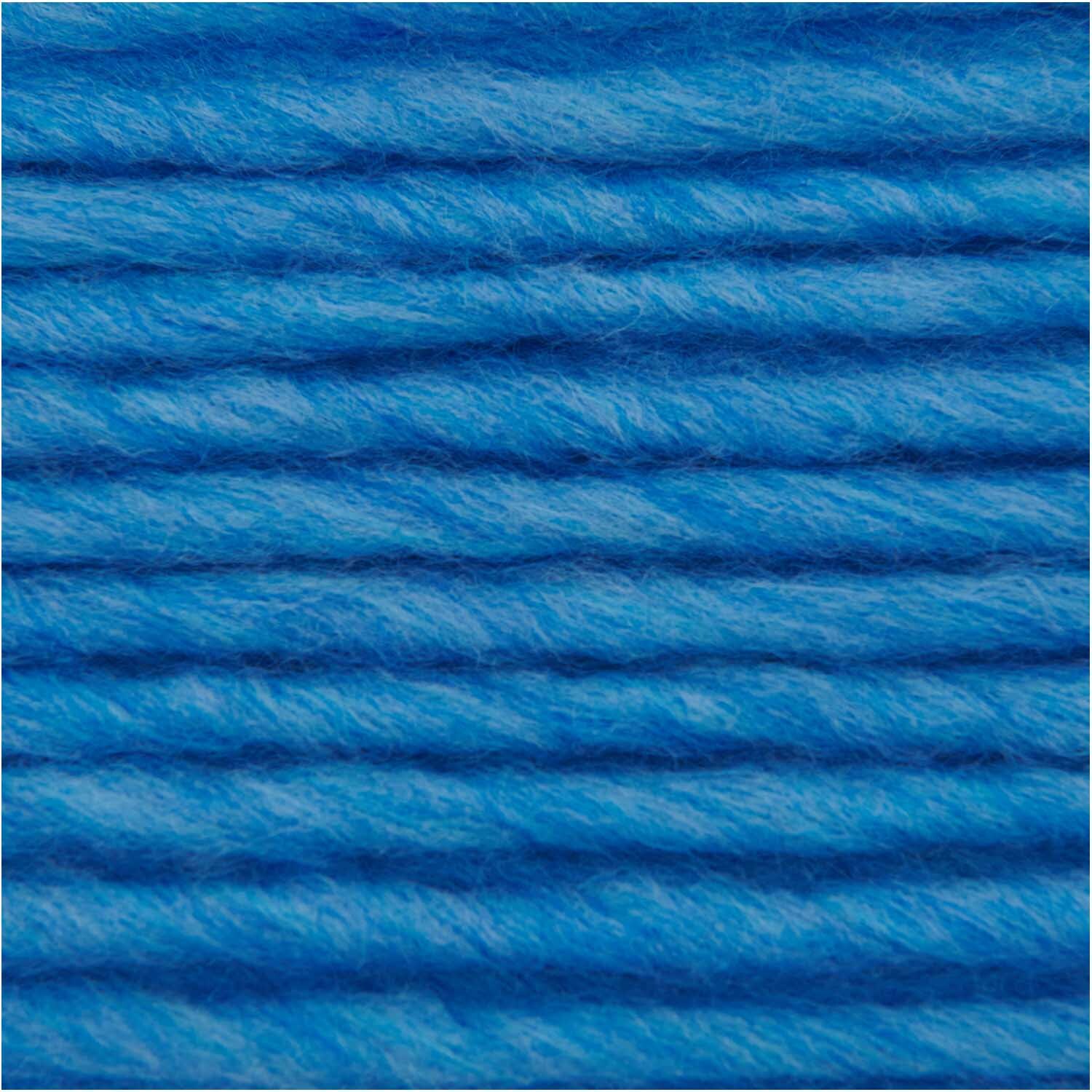 Essentials Super super chunky Wolle von Rico Design in Blau, 100g, 90m, Nahaufnahme der Fasern.