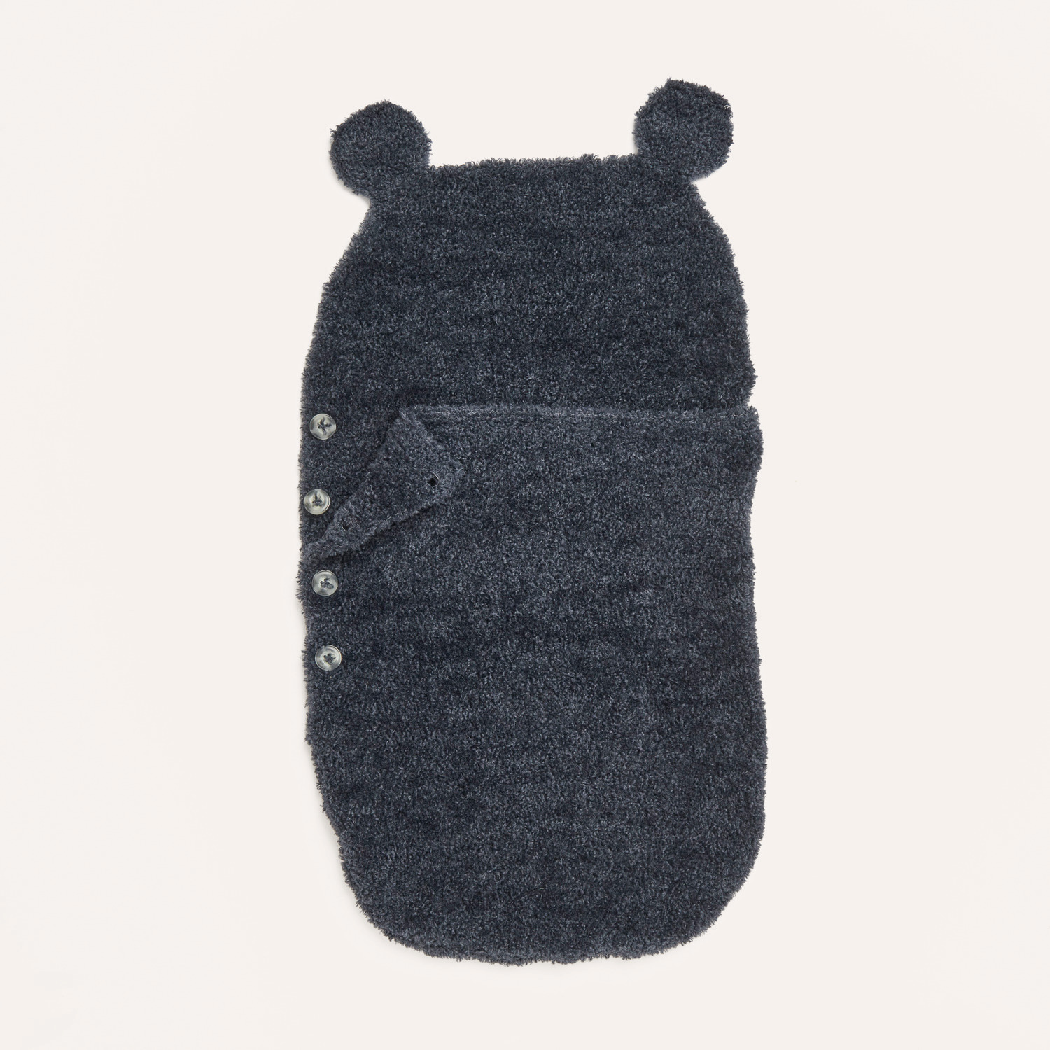 Strickset Schlafsack Modell 24 aus Rico Baby 040: Dunkelgrauer Schlafsack mit Knöpfen und Bärenohren, ideal für Babys.