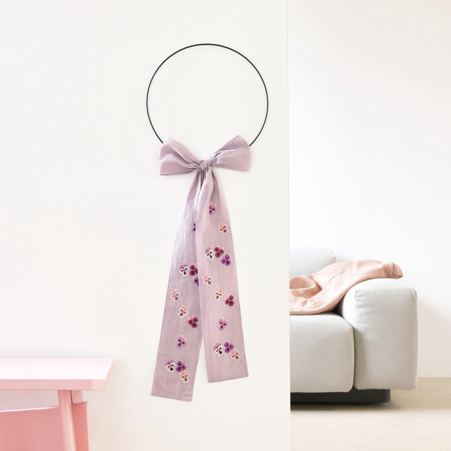 Stickpackung Schleife Stiefmütterchen zeigt ein florales Design mit Stiefmütterchen von Rico Design auf einem 10x170cm Stoff.