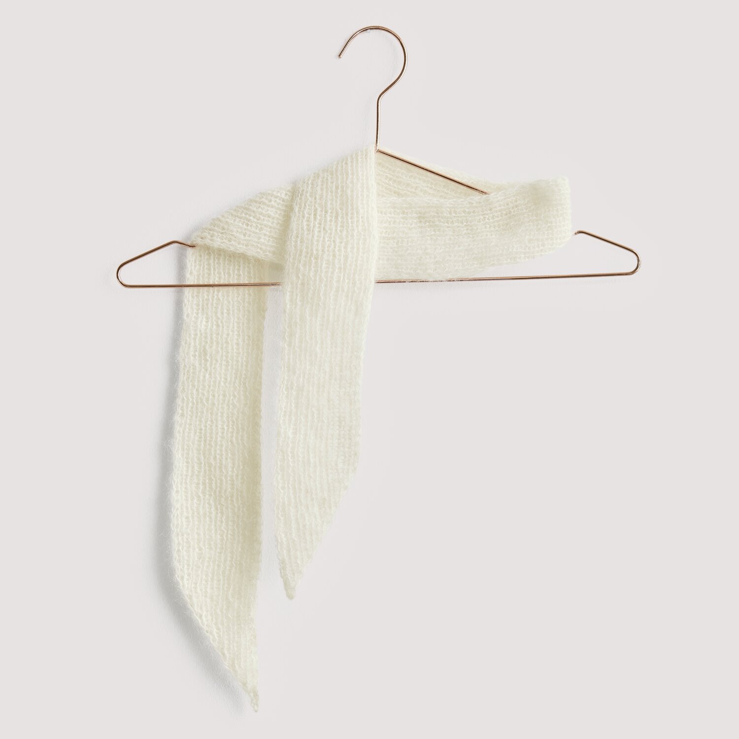 Strickset Tuch Modell 08 aus Luxury Knits: Weißes Tuch aus Premium Natural Fibres auf Kupferbügel.