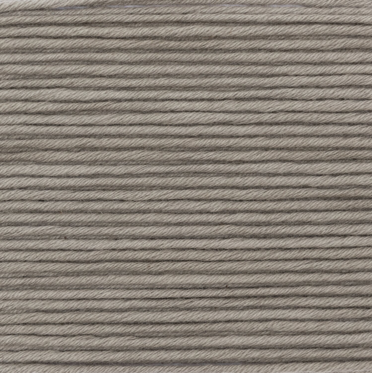 Essentials Organic Cotton aran, 50g 90m, in Grau von Rico Design. Weiches Garn für Strickprojekte.