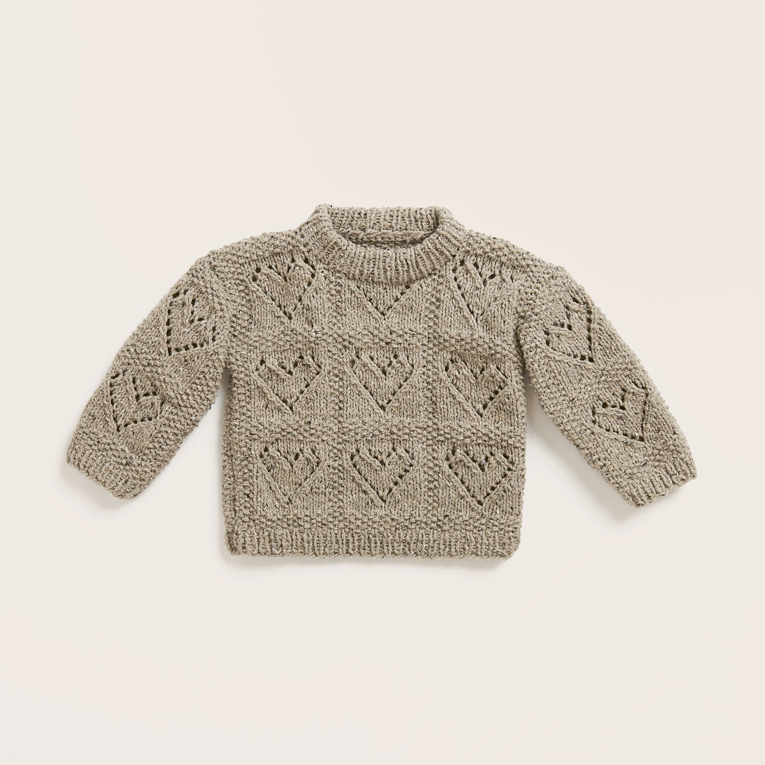 Strickset Babypullover Modell 06 zeigt einen modernen Tweed-Pullover in Naturtönen von Rico Design.