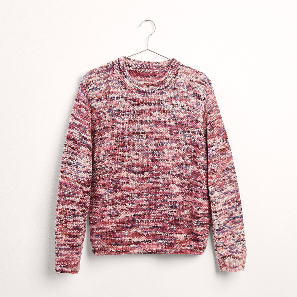 Pullover auf grauem Hintergrund – zum Strickset