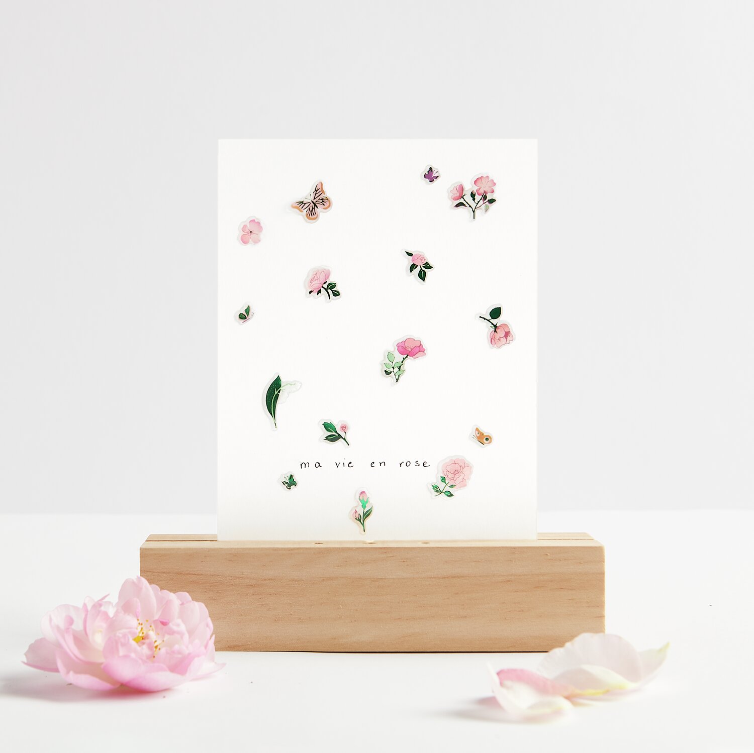 Paper Poetry Gel Sticker La Vie en Rose: Zarte Blumen- und Schmetterlingsmotive auf weißem Hintergrund, ideal für kreative Projekte.