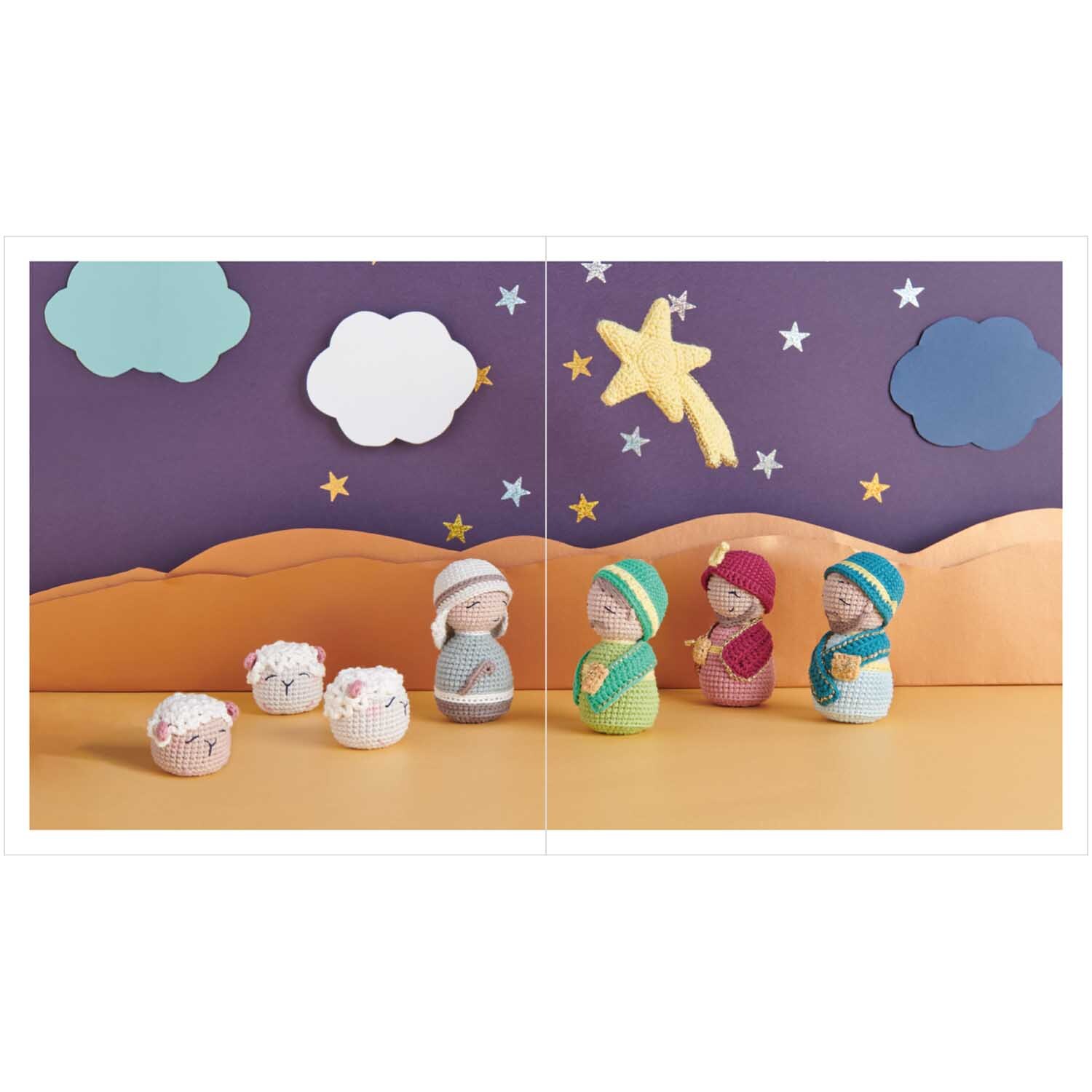 Ricorumi Weihnachtskrippe französisch: Häkelfiguren vor einem Sternenhimmel mit Wolken und Sternen.