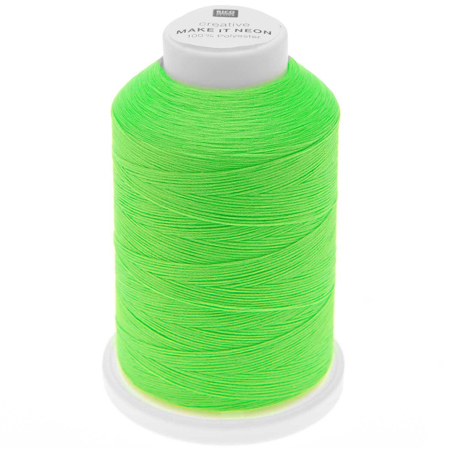 Creative Make It Neon Strickset zeigt eine große Rolle leuchtend grünes Garn von Rico Design.
