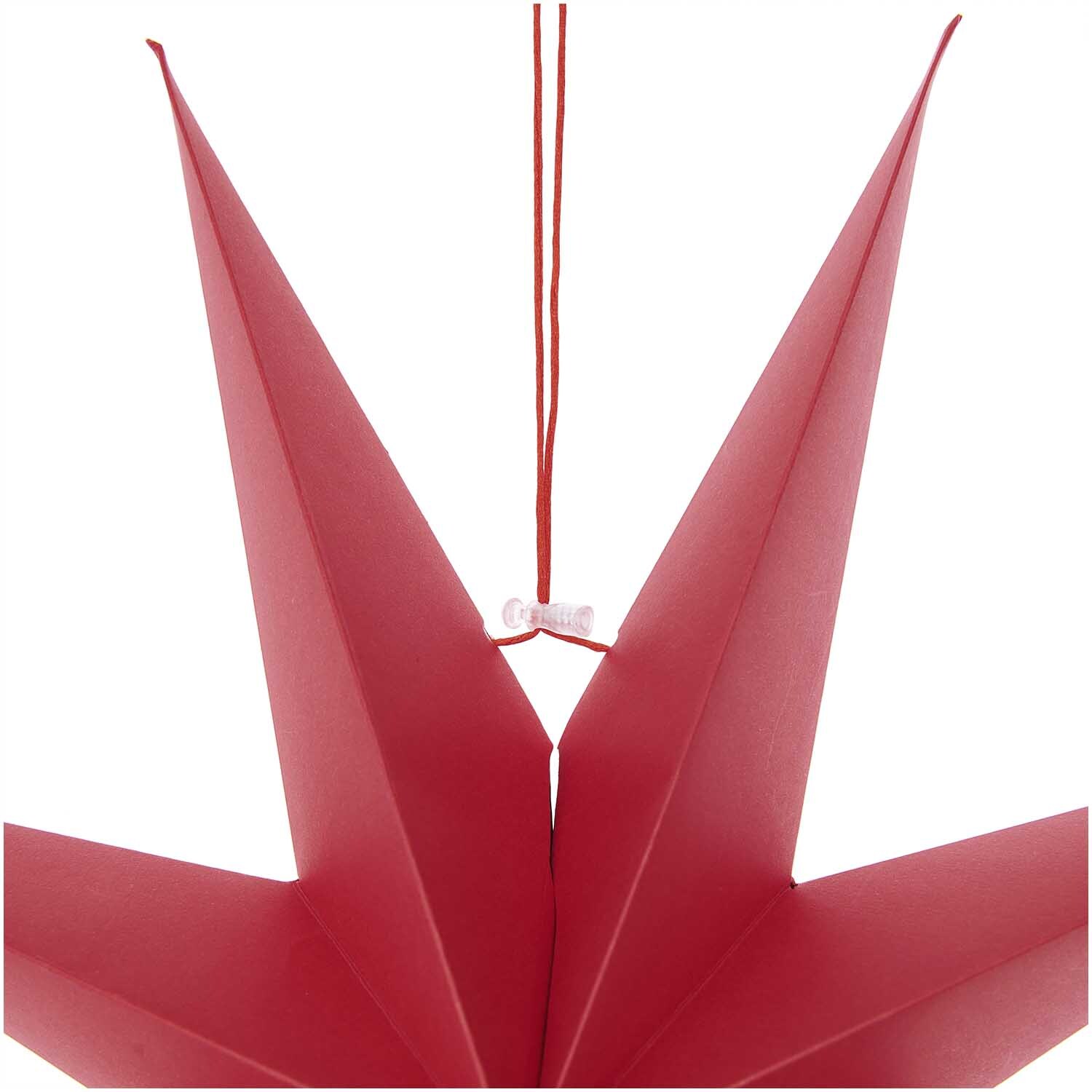 Papierstern auffaltbar 45cm von Rico Design in leuchtendem Rot, aufgehängt an einer Schnur. Ideal für festliche Dekorationen.