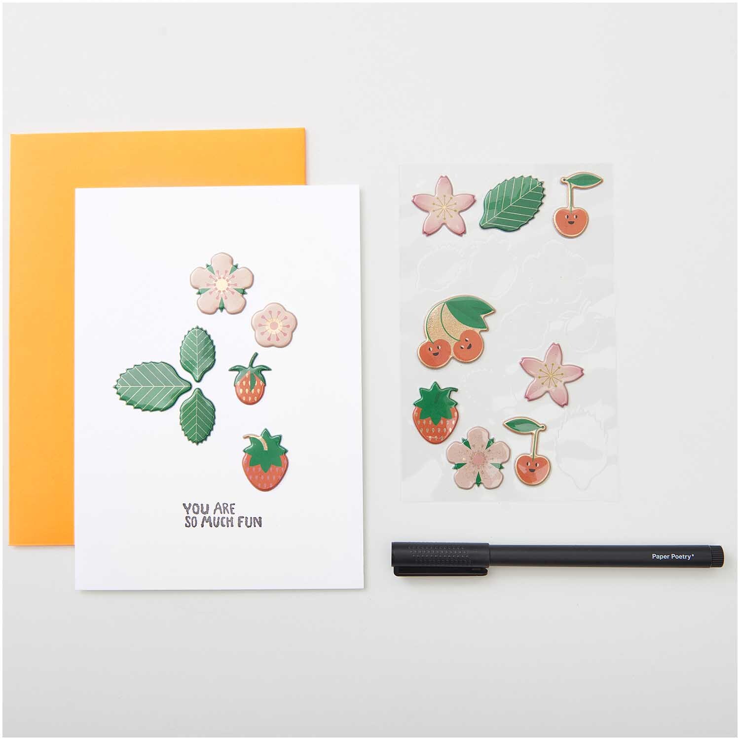 Paper Poetry 3D-Sticker Erdbeeren & Kirschen, 14 Stück, auf einem Tisch mit Karte und Stift arrangiert.