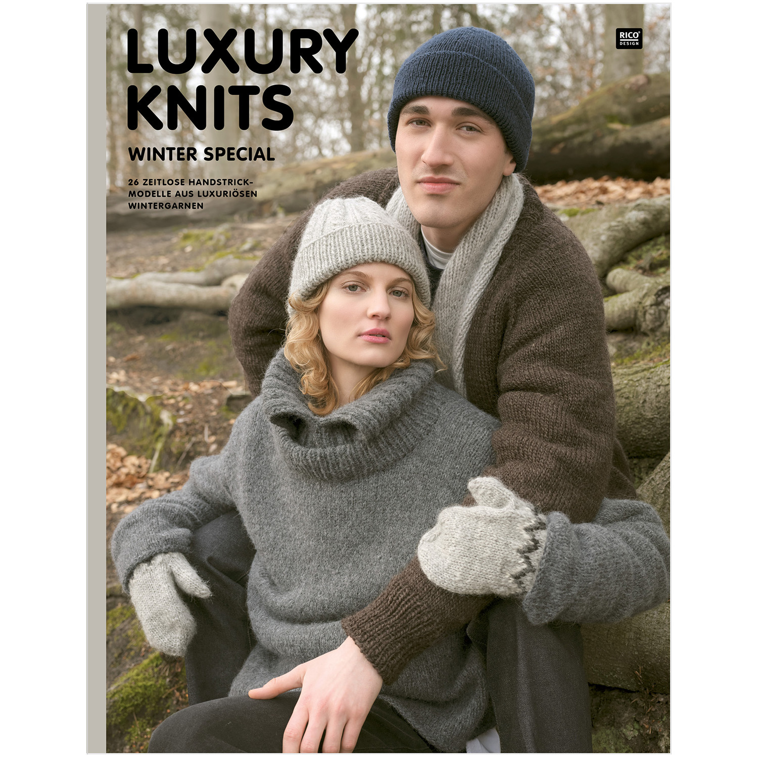 Luxury Knits Winter Special: Zwei Personen in gestrickten Pullovern und Mützen im Wald, warm und stilvoll gekleidet.