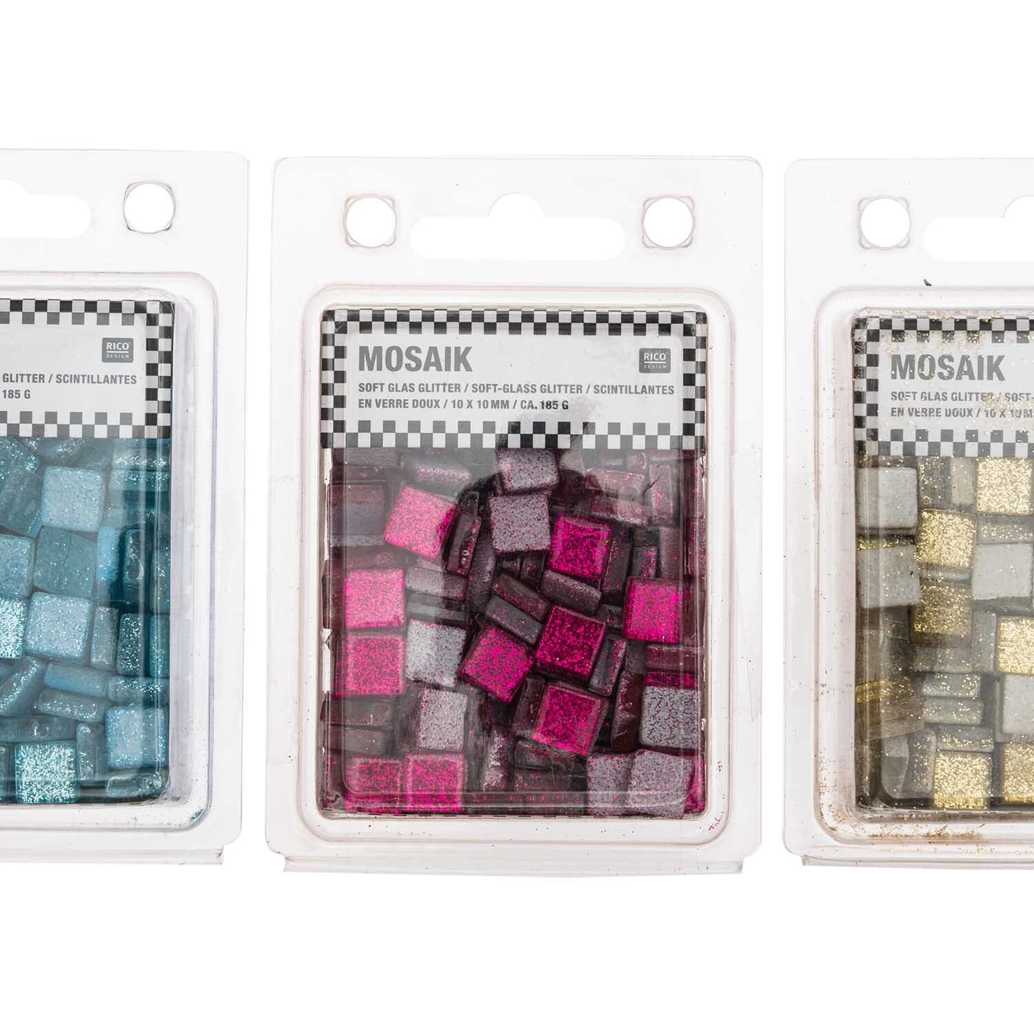 Soft-Glas Mosaiksteine Glitter 185g von Rico Design in Blau, Pink und Gold in Verpackungen. Ideal für kreative Bastelprojekte.