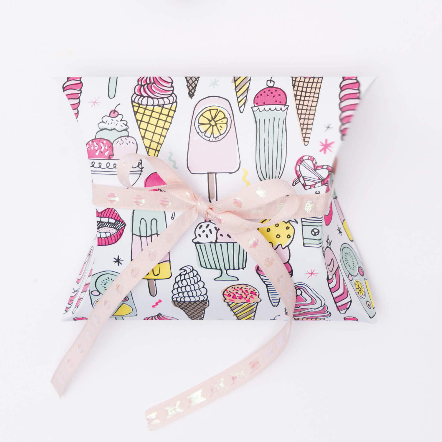 Bastelanleitung Geschenkschachteln: Bunte Schachtel mit Eiscreme-Motiven und rosa Schleife. Ideal für kreative Geschenkverpackungen.