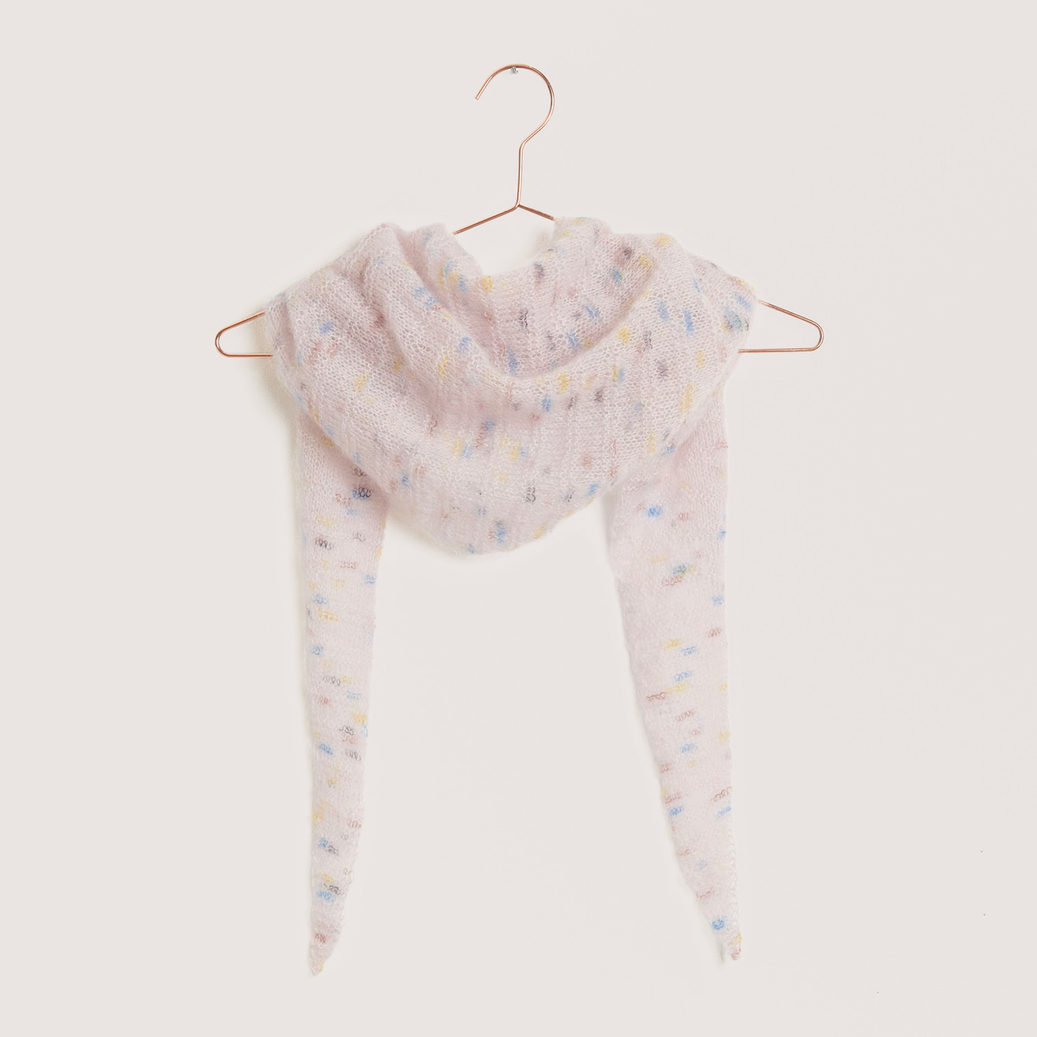 Essentials Super Kid Mohair Loves Silk Cute Confetti Schal in zarten Pastelltönen, ideal für Frühling, auf einem Kleiderbügel präsentiert.