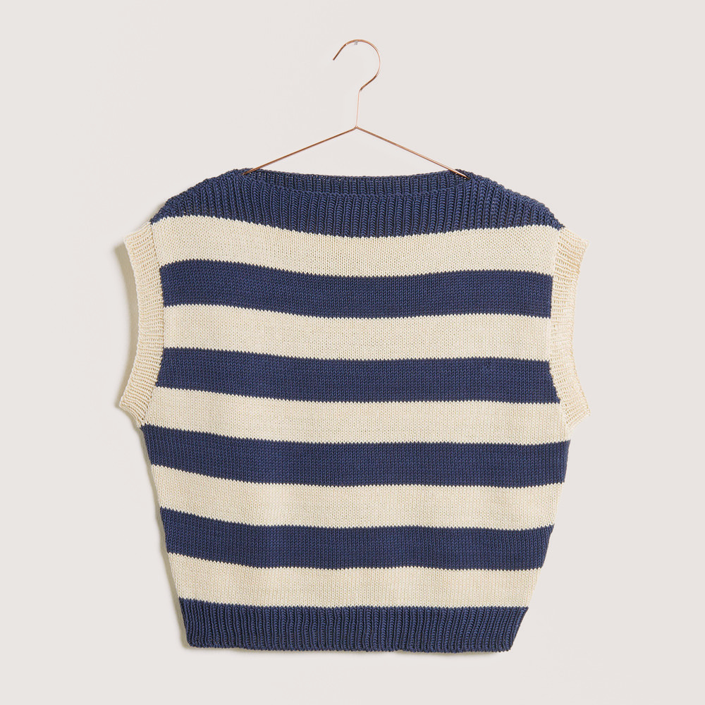 Gestreiftes Top auf grauem Hintergrund – zum Strickset