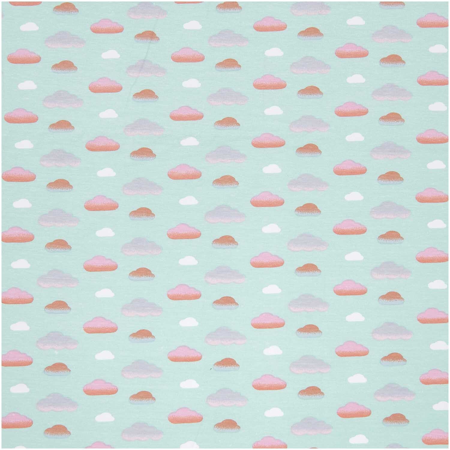 Jerseystoff Happy Baby Wolken zeigt ein Muster aus rosa und weißen Wolken auf mintfarbenem Hintergrund. Ideal für Kinderbekleidung.