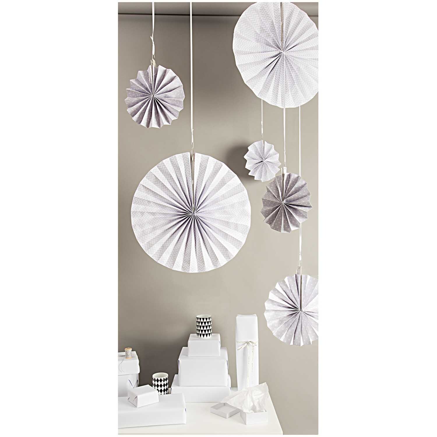 Fächer grau Papier 3 Stück: Elegante, graue Papierfächer von Rico Design, dekorativ hängend.