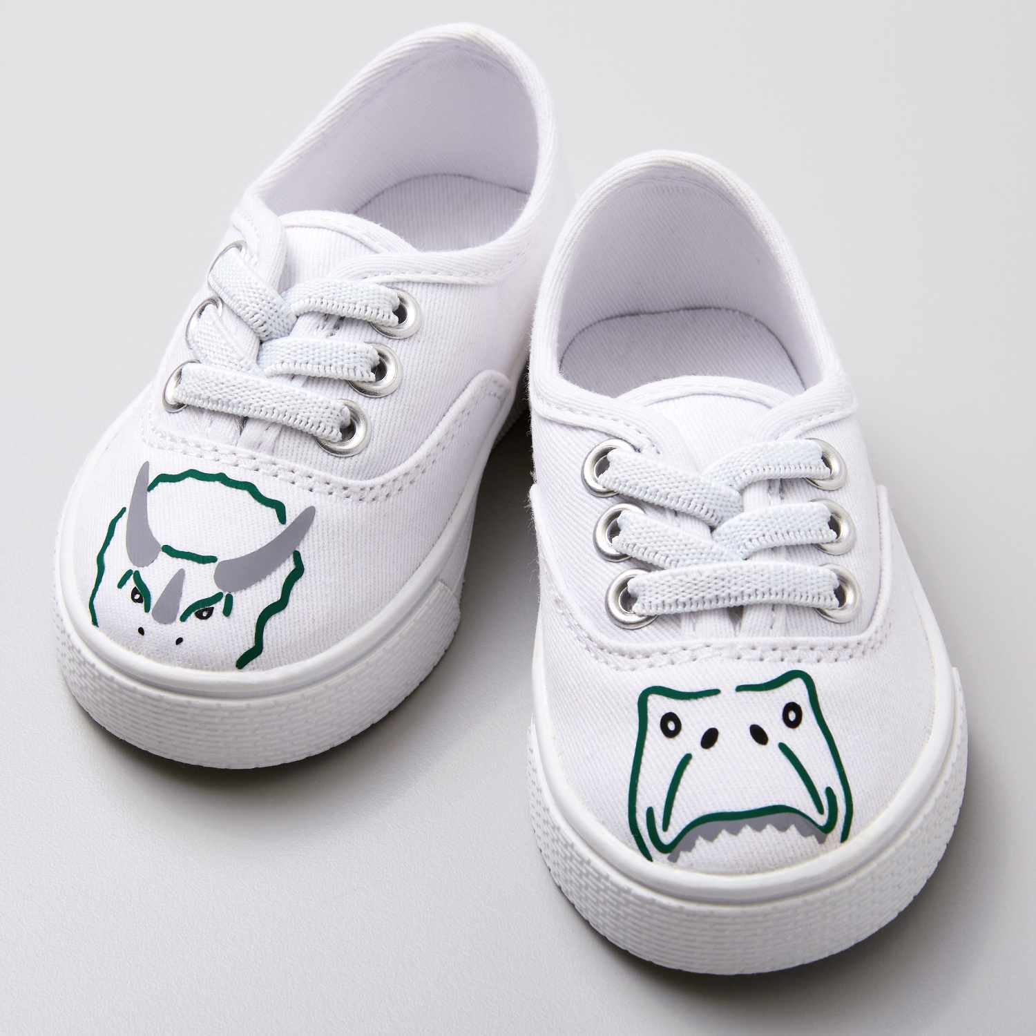 Easypress Mini Zenblue: Weiße Kinderschuhe mit Dinosauriermotiven, ideal für kleine Entdecker.