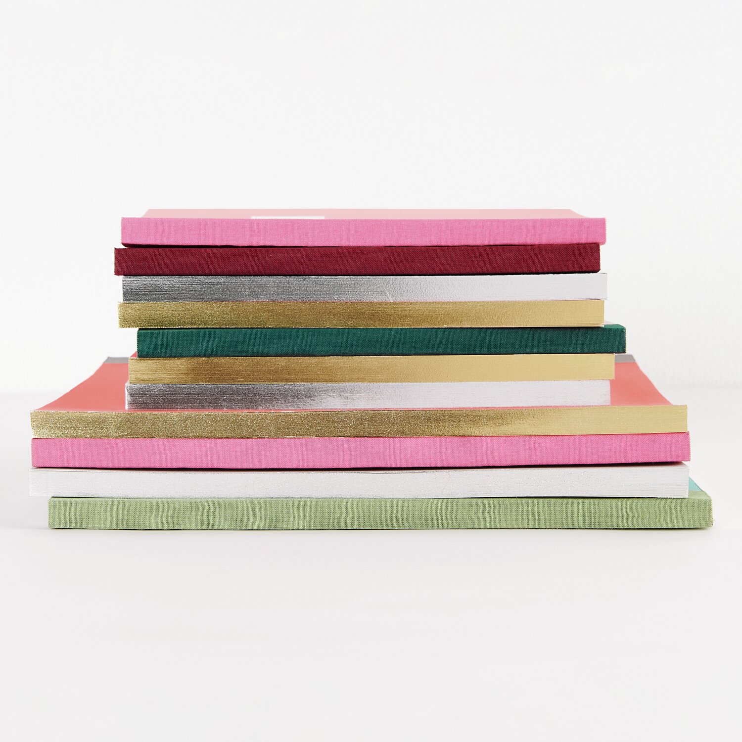 Paper Poetry Notizbuch L, gestapelt in verschiedenen Farben mit Silber- und Goldrand von Rico Design.