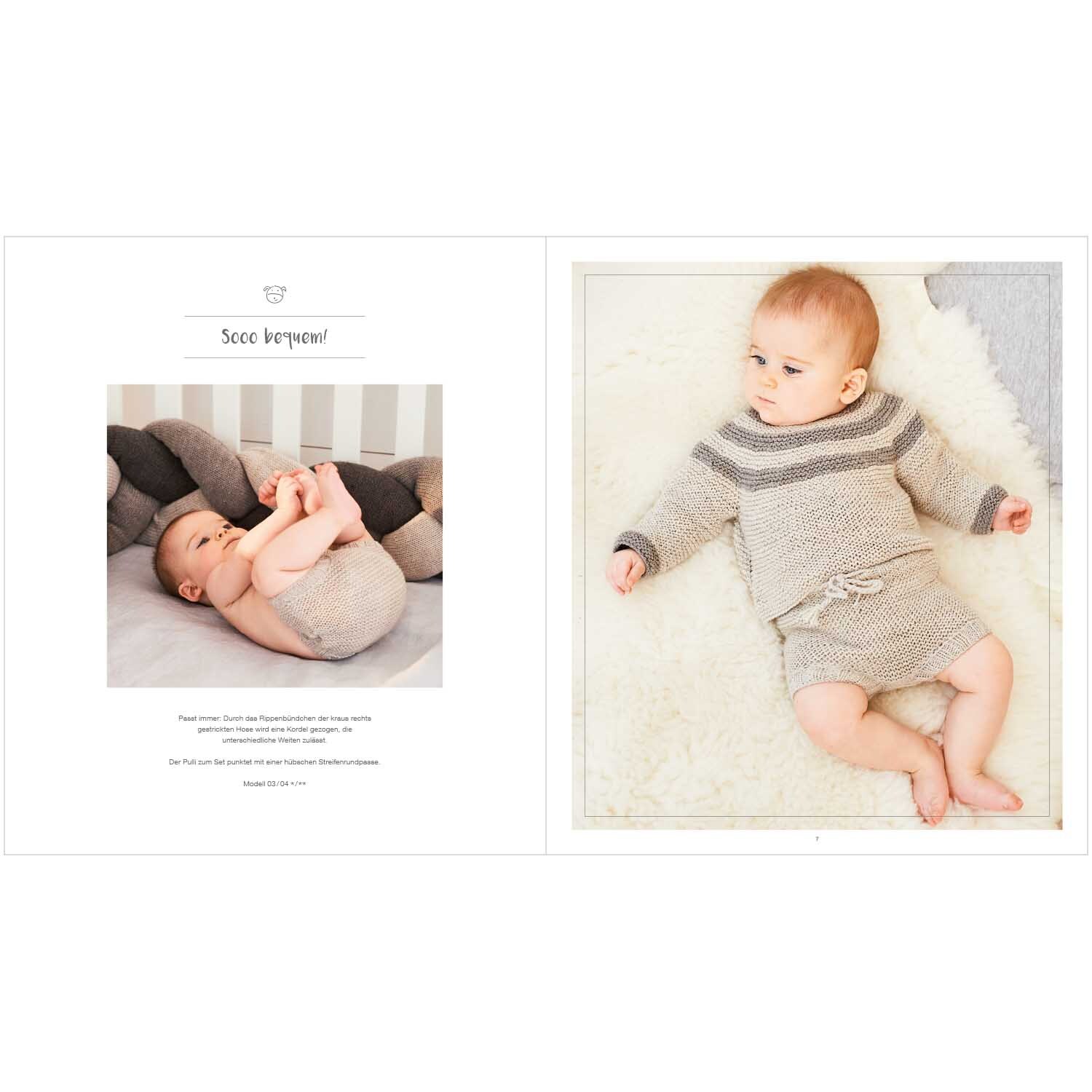 Rico Baby Heft Nr.25 zeigt ein Baby in einem gestrickten Outfit auf einer weichen, hellen Decke.