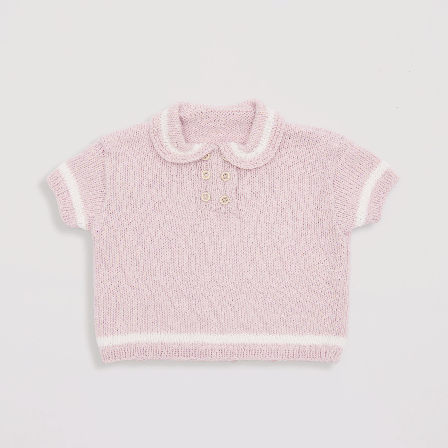 Baby Organic Cotton Pullover in zartem Rosa und Weiß, gestrickt mit kurzen Ärmeln und Knopfleiste. Ideal für empfindliche Babyhaut.