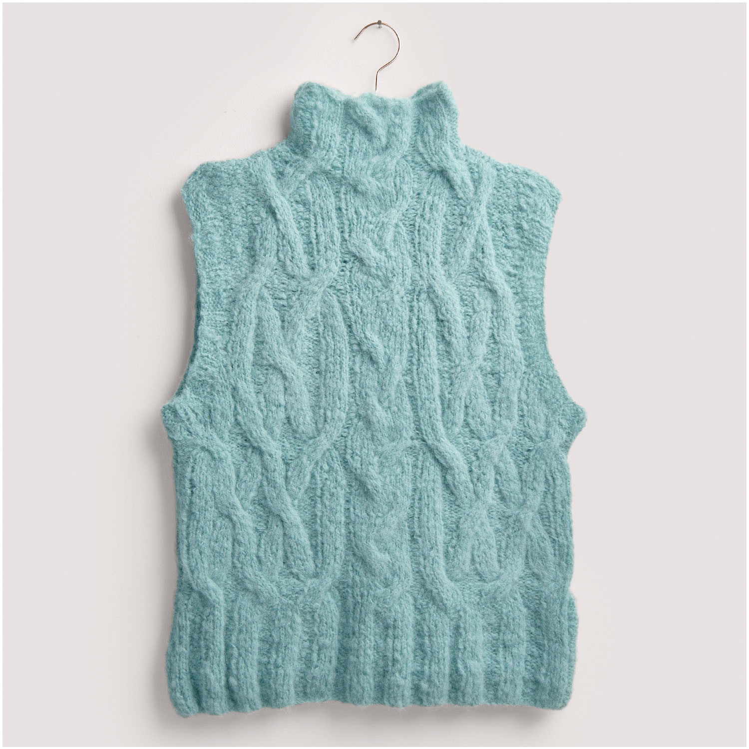 Strickset Pullunder Modell 06 aus Die Neue Masche Nr. 8, türkis, mit Zopfmuster und Rollkragen. Ideal für stilvolle, warme Outfits.