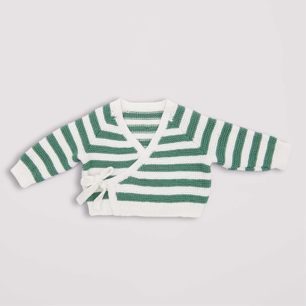 Gestrickte Baby Wickeljacke weiß-grün gestreift: Modell 15 aus dem Heft Rico Baby 039