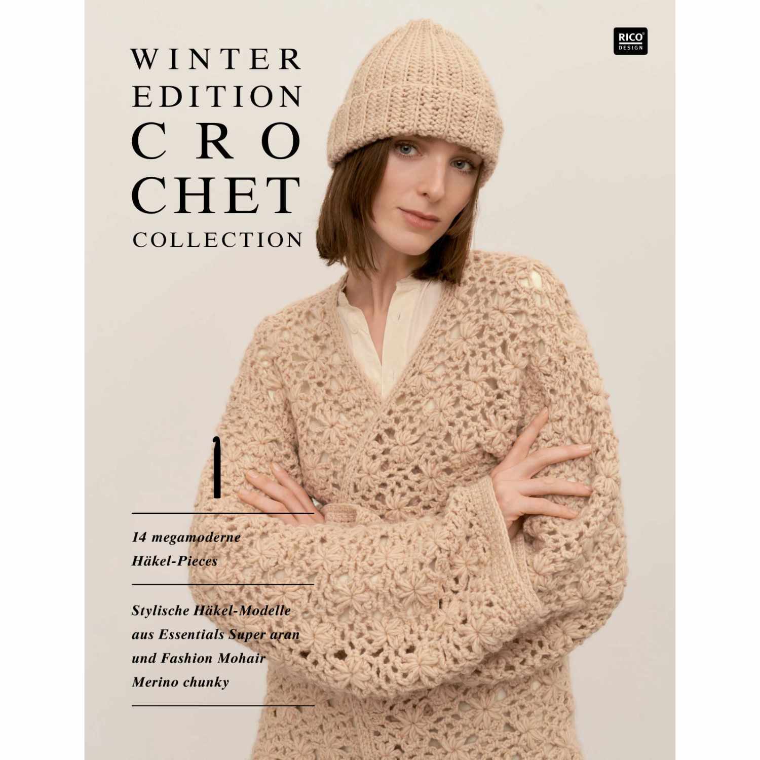 Winter Crochet Collection: Frau in beigem Häkel-Cardigan und Mütze von Rico Design, stilvoll präsentiert.