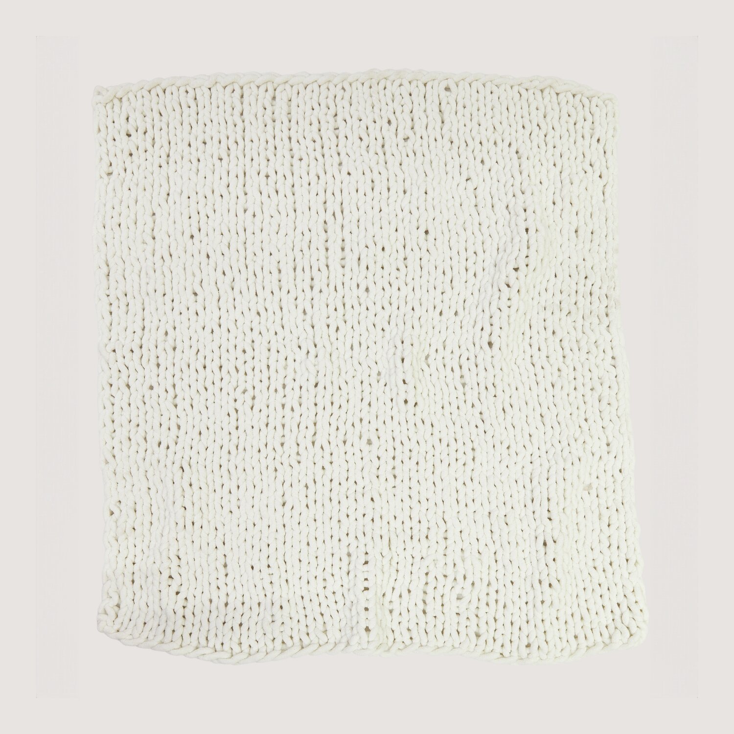 Strickset Decke Modell 03: Cremefarbene, gestrickte Decke aus Chenillove Super Big von Rico Design.
