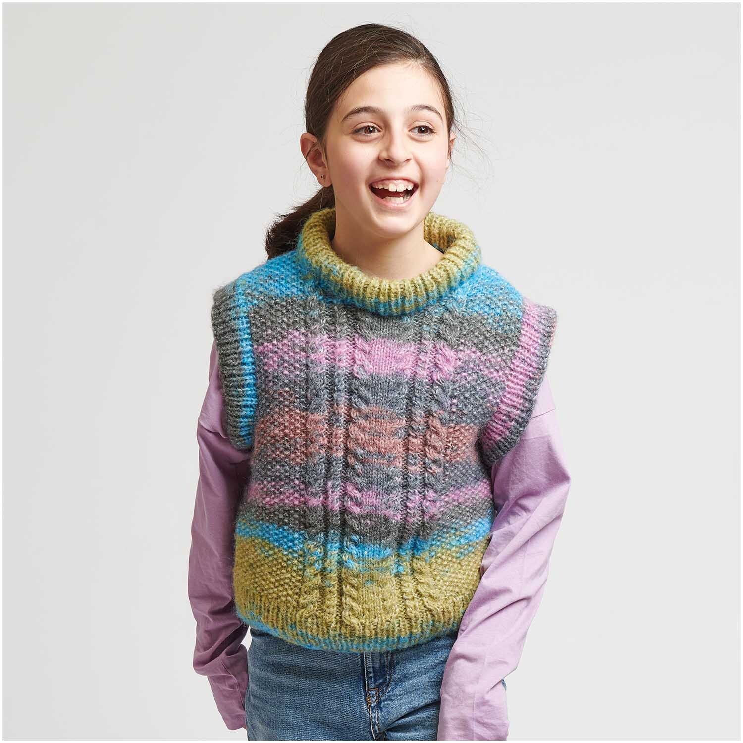 Creative Painted Power: Kind trägt einen bunten, gestrickten Pullover von Rico Design, Ethno-Stil.