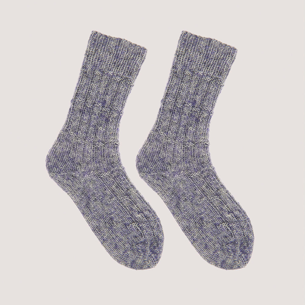 Socken auf grauem Hintergrund – zum Strickset