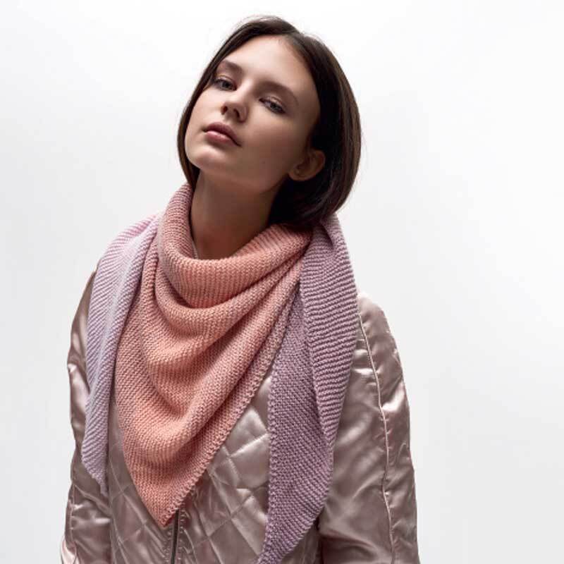Creative Cotton dégradé: Frau trägt gestricktes Tuch in Rosa und Lila von Rico Design, elegant drapiert.