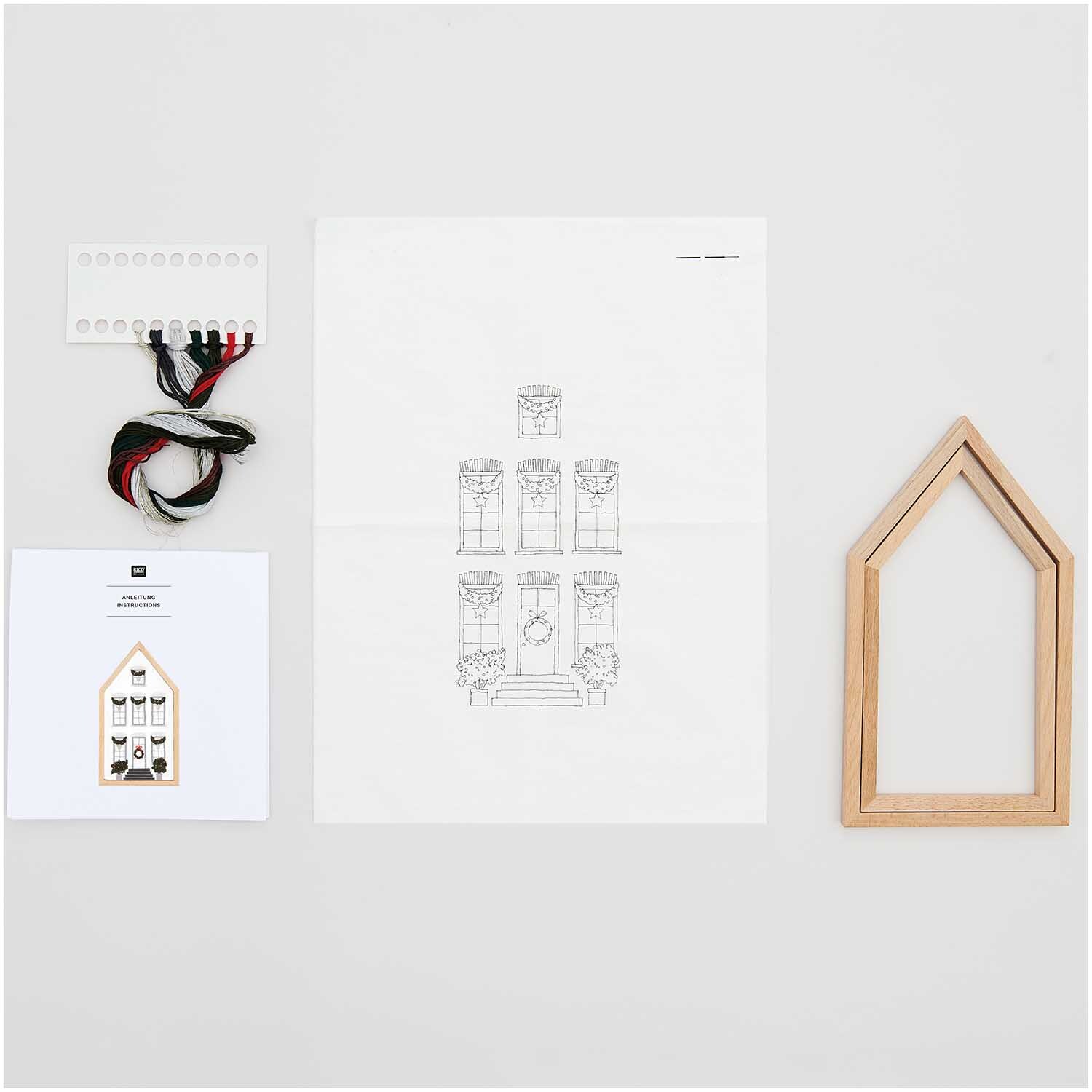 Stickpackung Haus mittel vorgezeichnet 12,5x22,5cm von Rico Design mit Holzrahmen und Stickgarn. Ideal für kreative Handarbeiten.