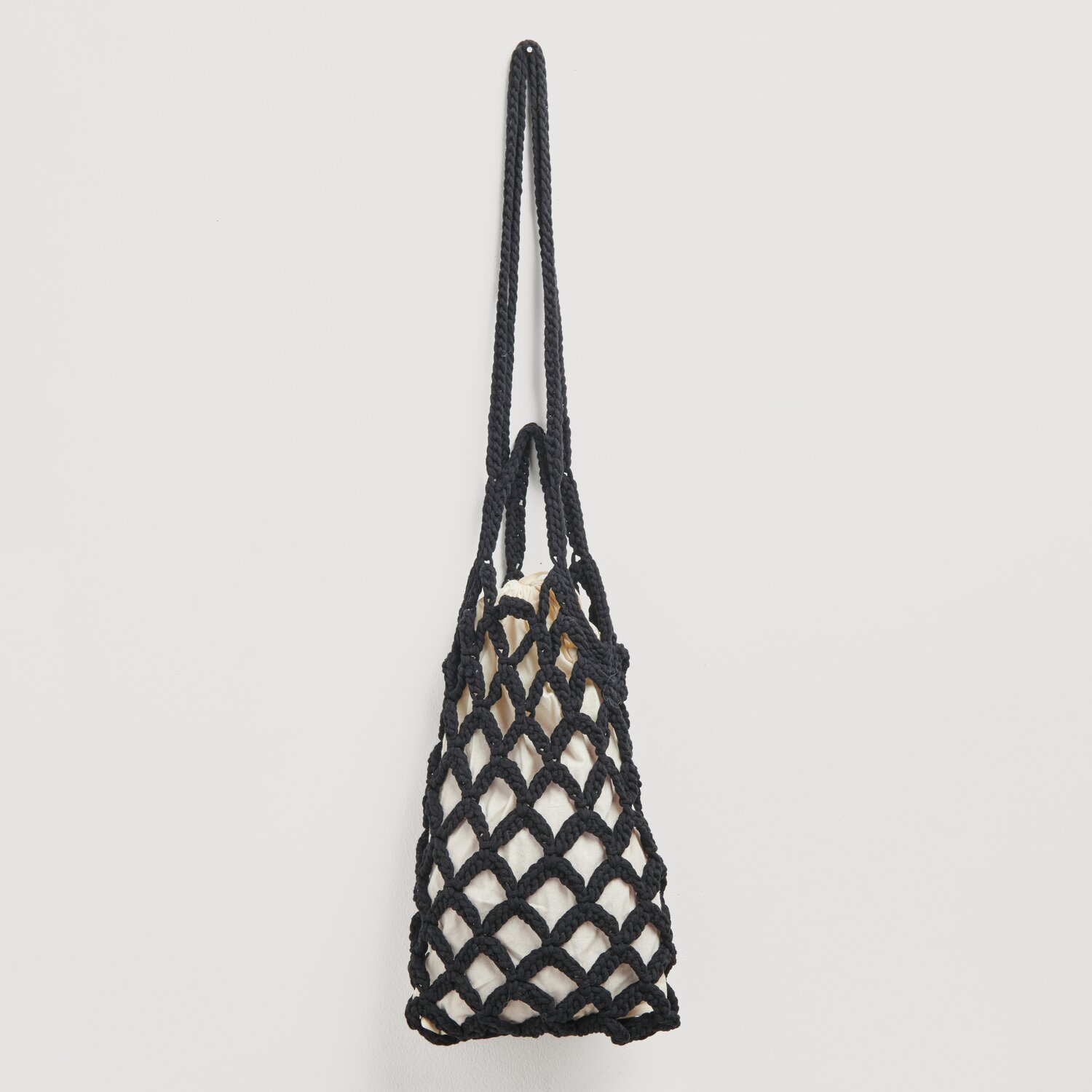 Häkelset Tasche Modell 05 zeigt eine stilvolle, schwarze Tasche aus der Made by Me No. 20 Kollektion von Rico Design, ideal für den Frühling und Sommer.