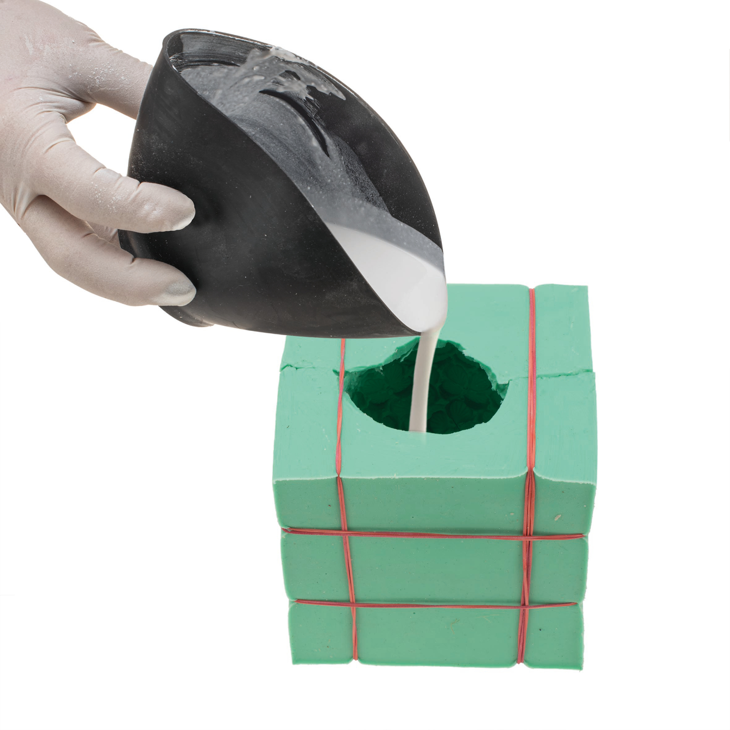 Abformsilikon wird in eine grüne Form gegossen. Marke: Glorex. Verpackungseinheit: 2x500g.