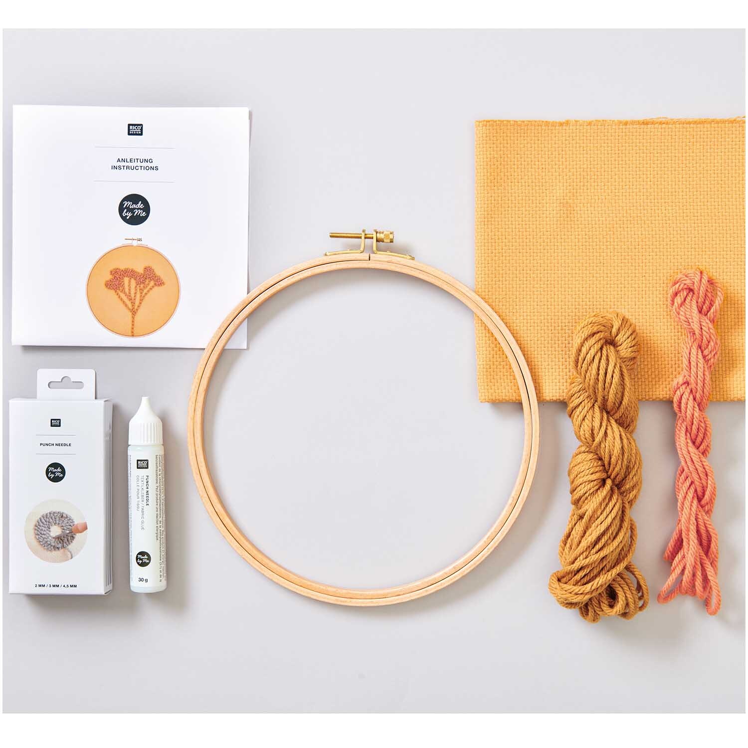 Punch Needle Packung Bild Schleierkraut zeigt ein Set mit Stickrahmen, Garn und Stoff von Rico Design. Ideal für kreative Handarbeiten.