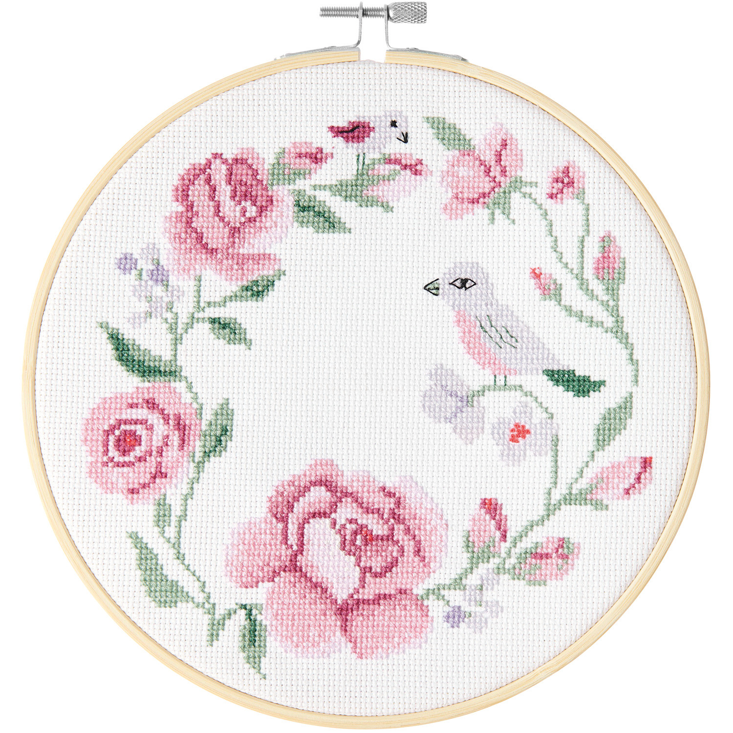Stickpackung Kranz aus Rosen zeigt einen runden Stickrahmen mit zarten rosa Rosen und einem Vogel. Marke: Rico Design.