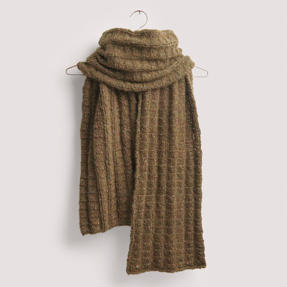 Schal auf grauem Hintergrund – zum Strickset