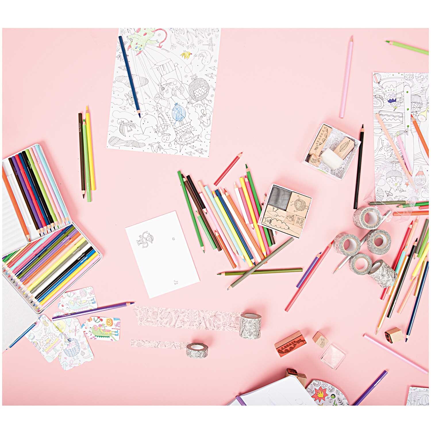 Paper Poetry Tape Set zum Ausmalen mit bunten Stiften und Malvorlagen auf rosa Hintergrund. Ideal für kreative Projekte.
