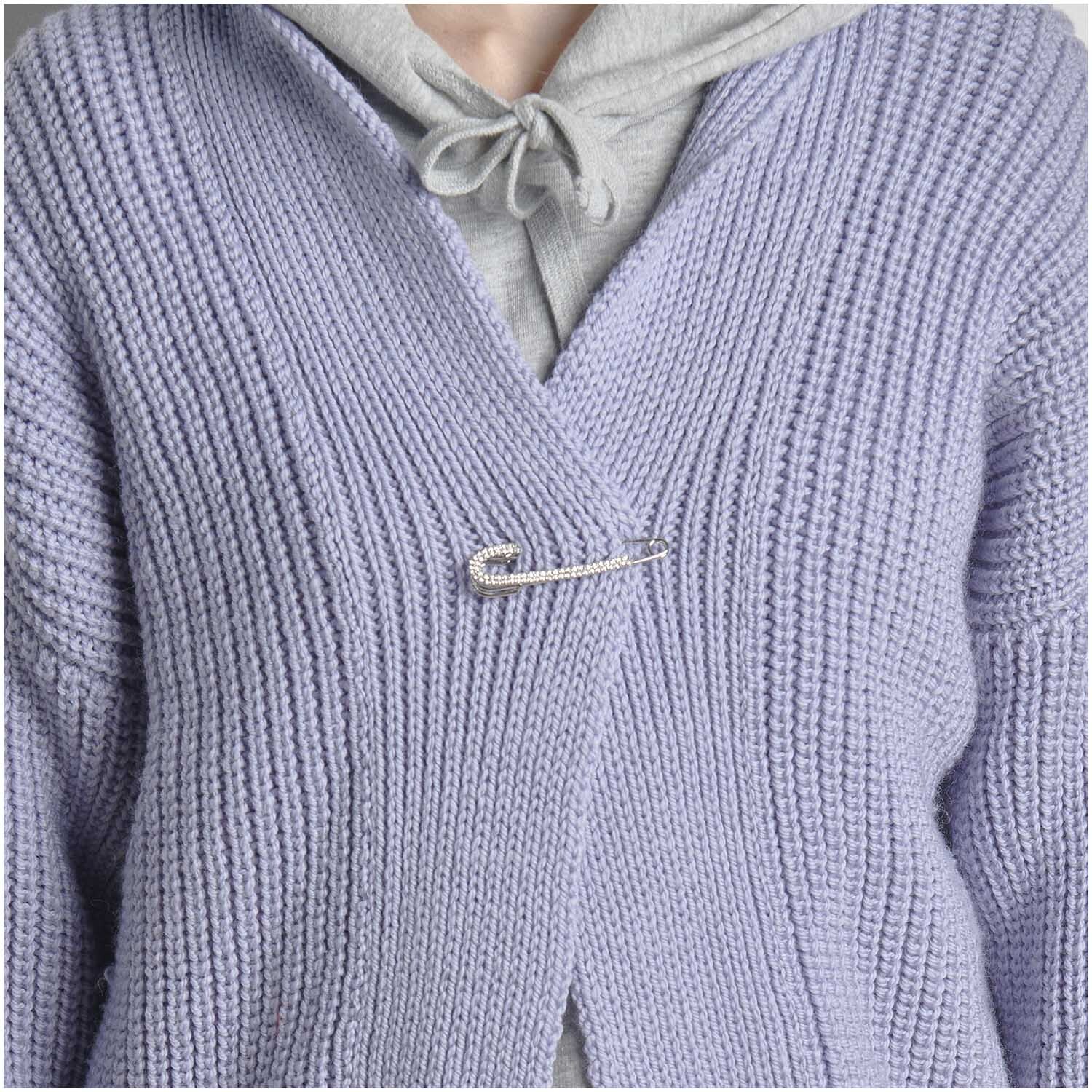 Kiltnadel mit Strass von Rico Design an einem lila Strickpullover befestigt, 7 cm lang, elegant und stilvoll.