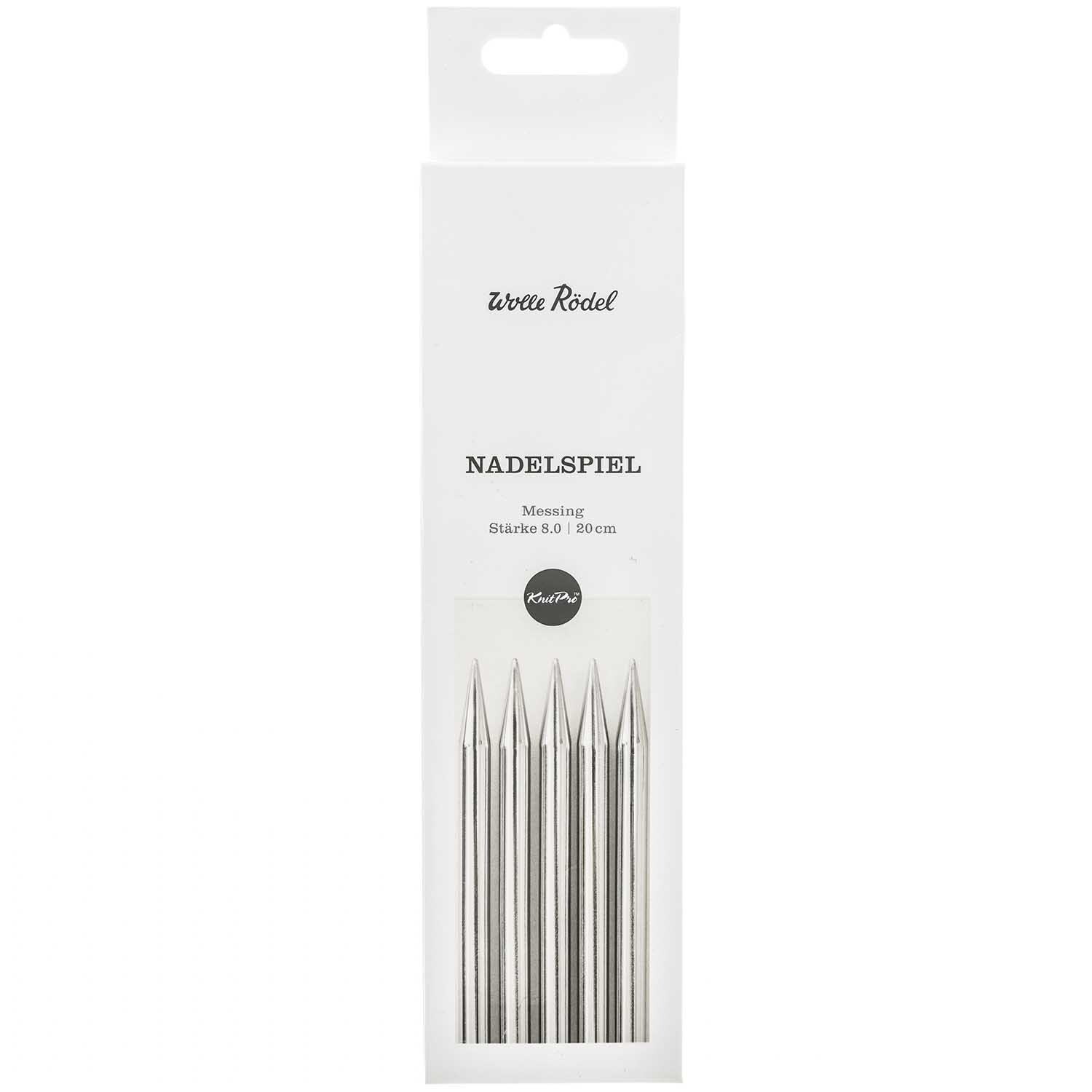 KnitPro Nadelspiel 20cm Messing in eleganter Verpackung mit sechs glänzenden Stricknadeln. Ideal für Strickprojekte.