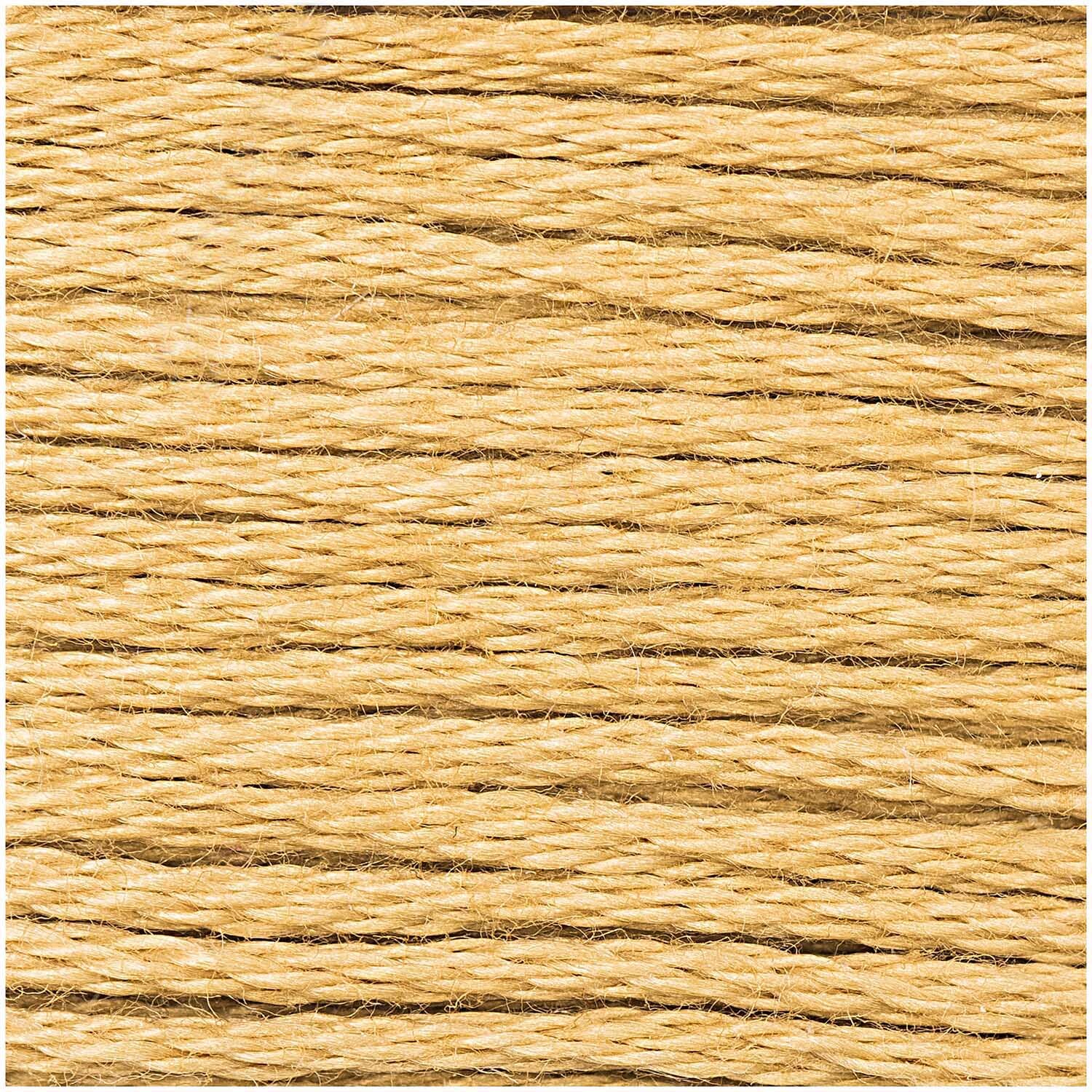 Sticktwist 8m von Rico Design in Beige zeigt eine Nahaufnahme von weichem, hochwertigem Garn. Ideal für Stickprojekte.