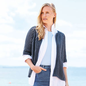 Modell trägt blaue Strickjacke