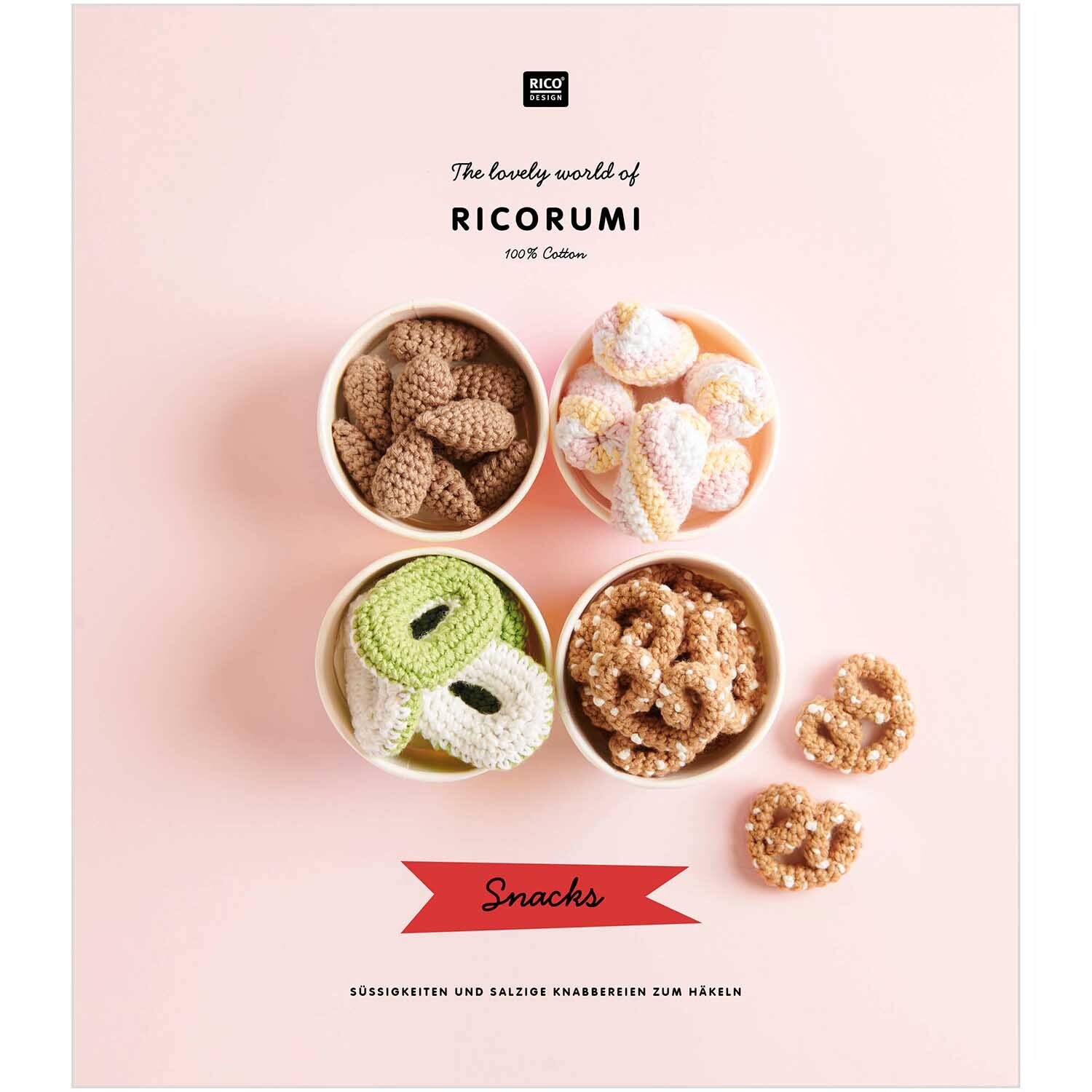 Ricorumi Snacks: Häkelanleitungen für süße und salzige Snacks von Rico Design auf rosa Hintergrund.