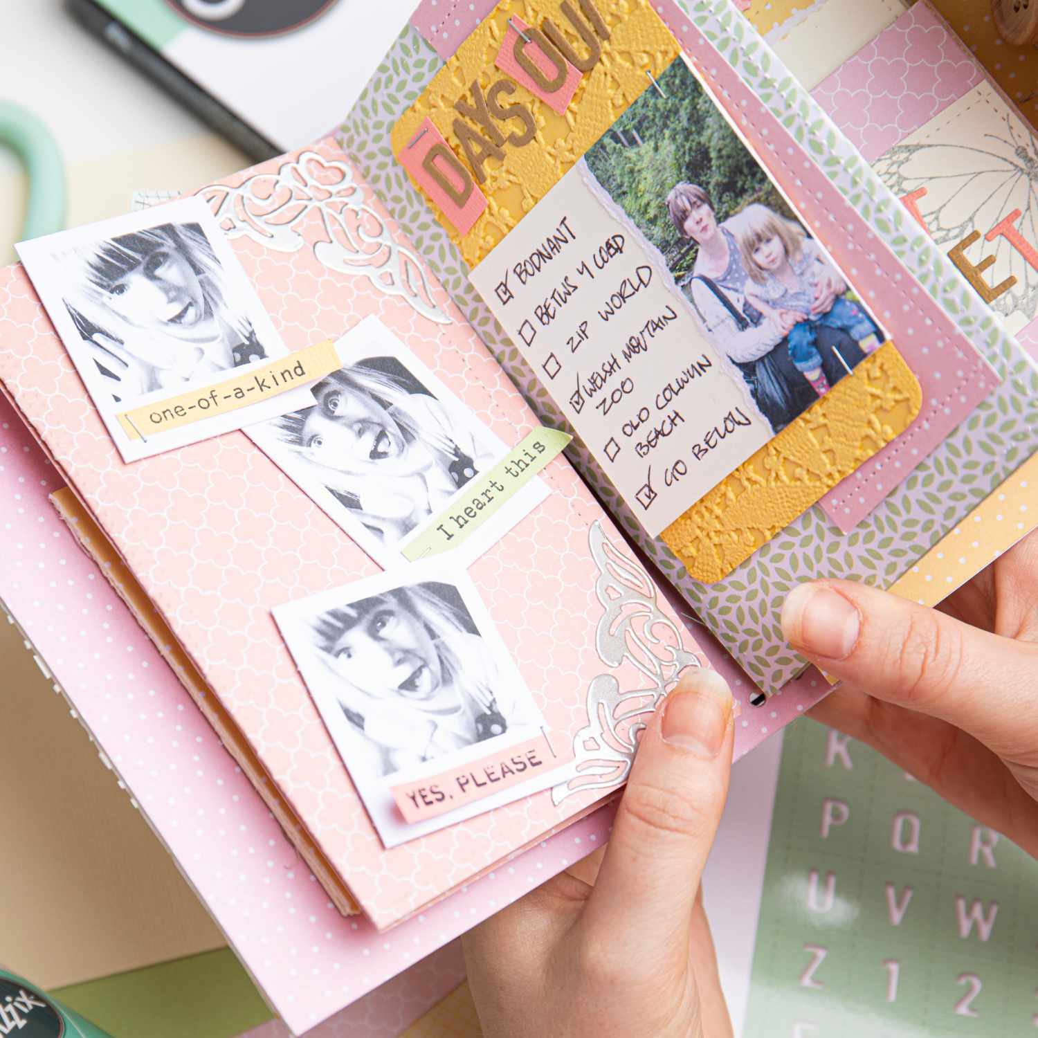 Thinlits Thinlits Die Set Library Pocket von Eileen Hull zeigt ein kreatives Scrapbook-Design mit Fotos und Checkliste, ideal für Bastelprojekte.