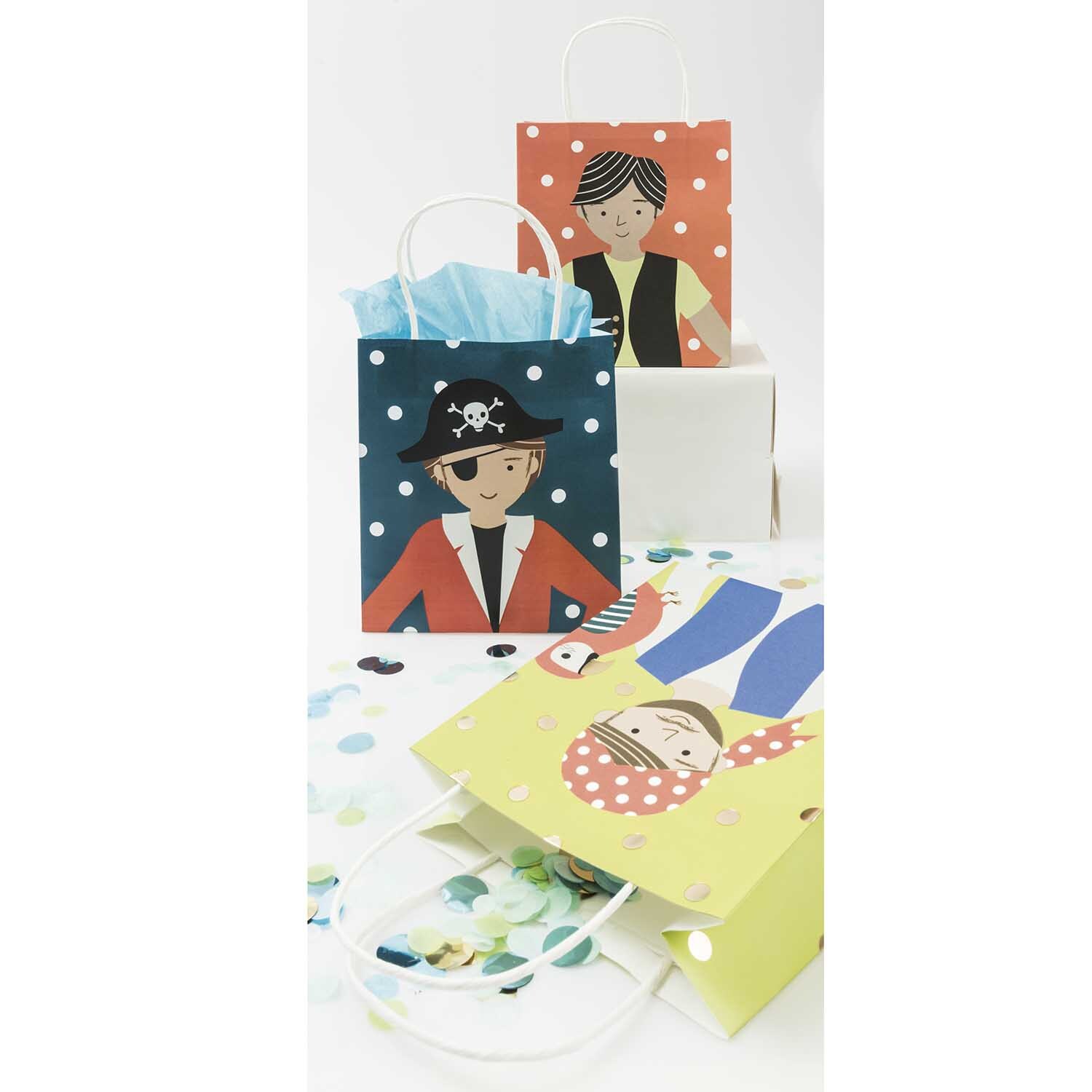 Paper Poetry Papiertüten Pirat mit bunten Piratenmotiven, ideal für Geschenke, von Rico Design.