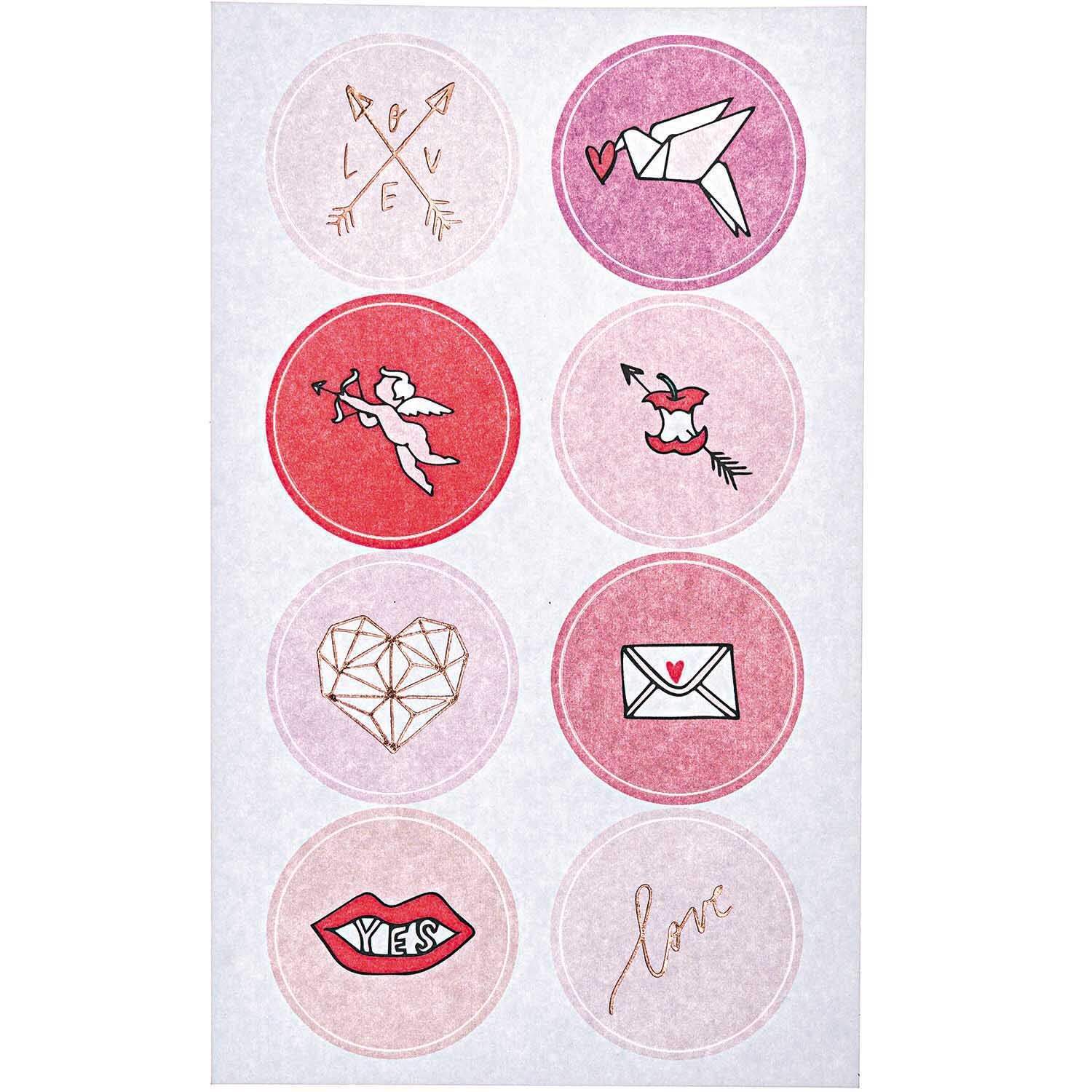 Paper Poetry Sticker It must be love 4 Blatt mit romantischen Motiven wie Herzen, Tauben und Liebesbriefen in Rosa- und Rottönen von Rico Design.