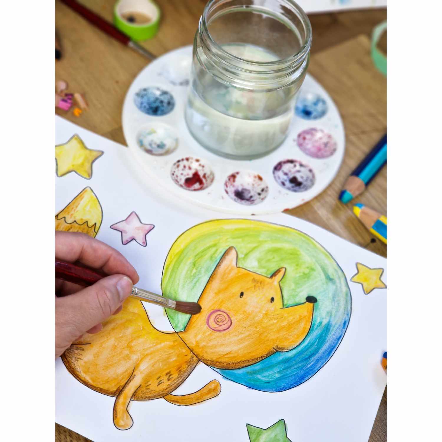 Woody Duo mit Spitzer im Etui 5 Stück: Kind malt bunten Fuchs mit STABILO Stiften, Wasserfarben und Glas.