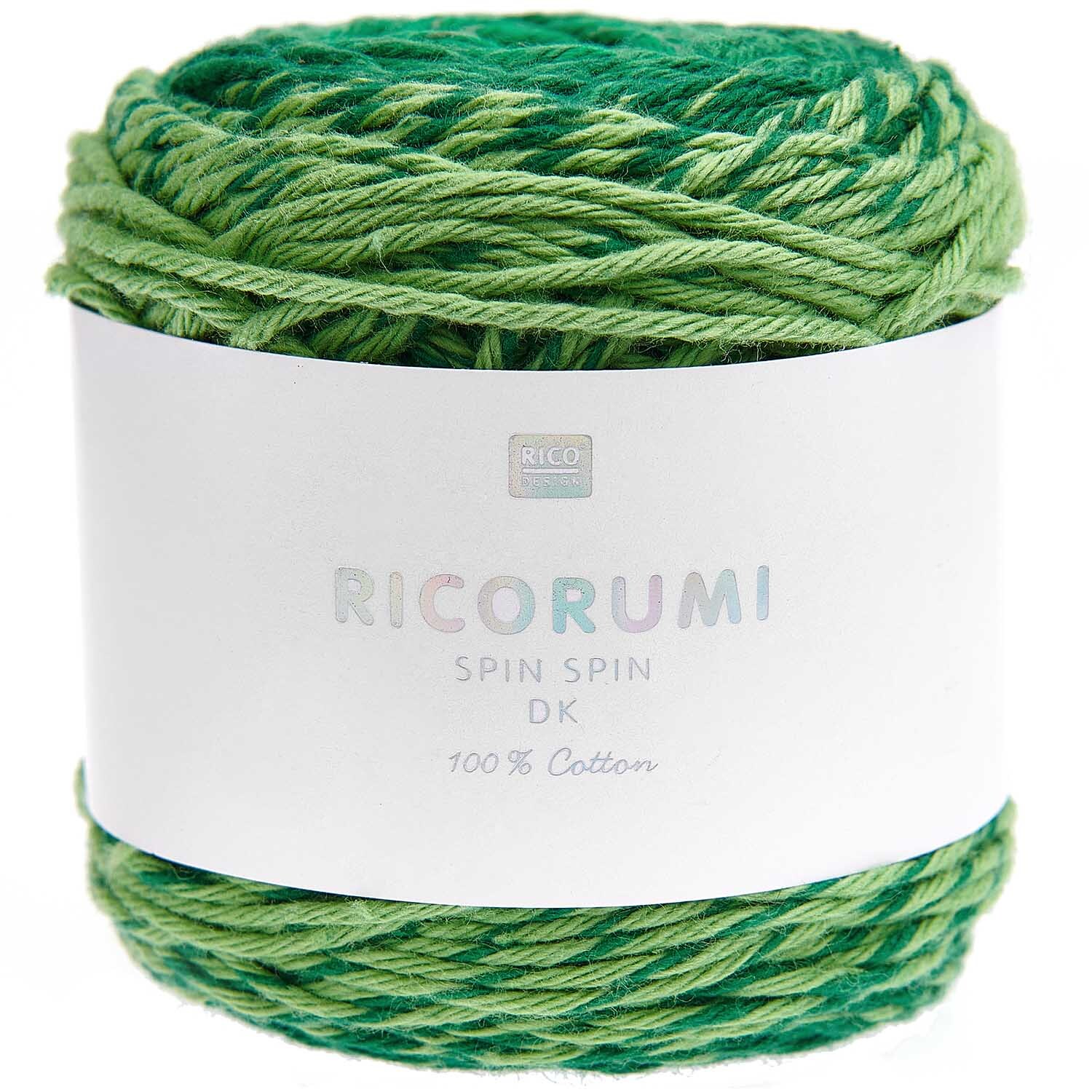 Ricorumi Spin Spin dk Häkelset Erbsen zeigt grünes Garn von Rico Design, ideal für kreative Projekte.
