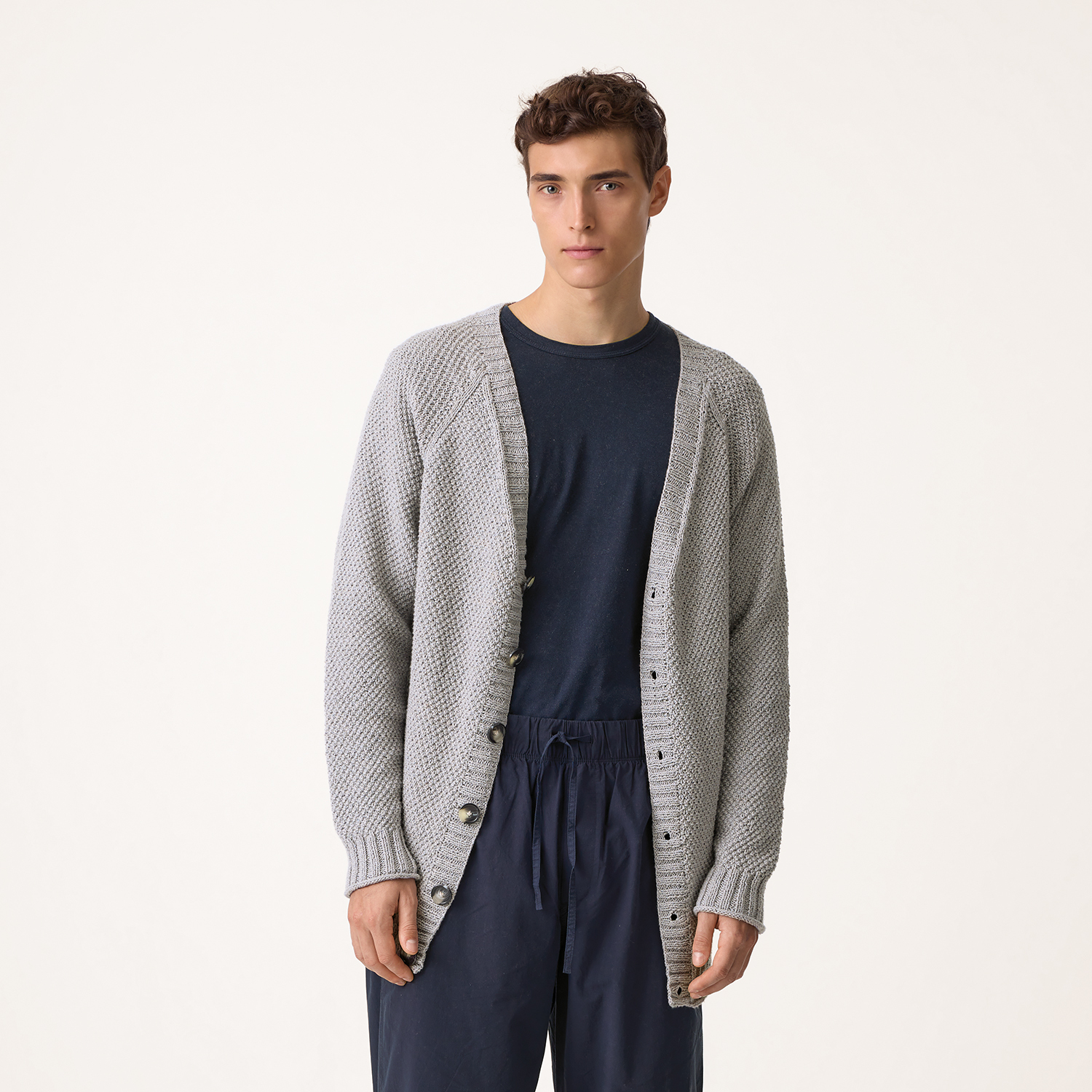 Strickanleitung für Cardigan aus luxuriöser Bio-Baumwolle und Seide, ideal für stilvolle Handarbeitsprojekte.